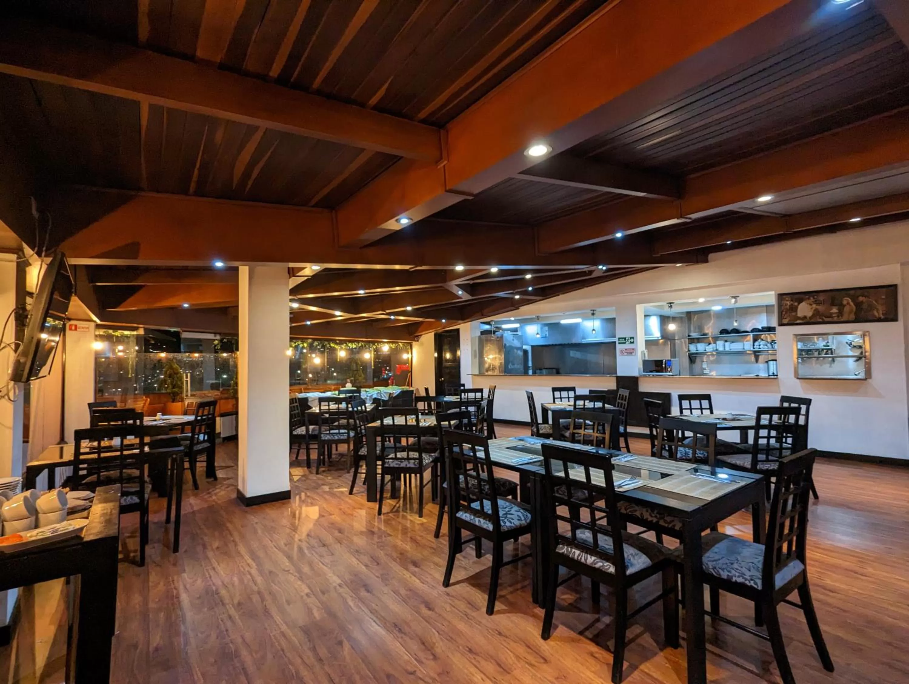 Restaurant/places to eat in Hotel Charlotte Suite 26