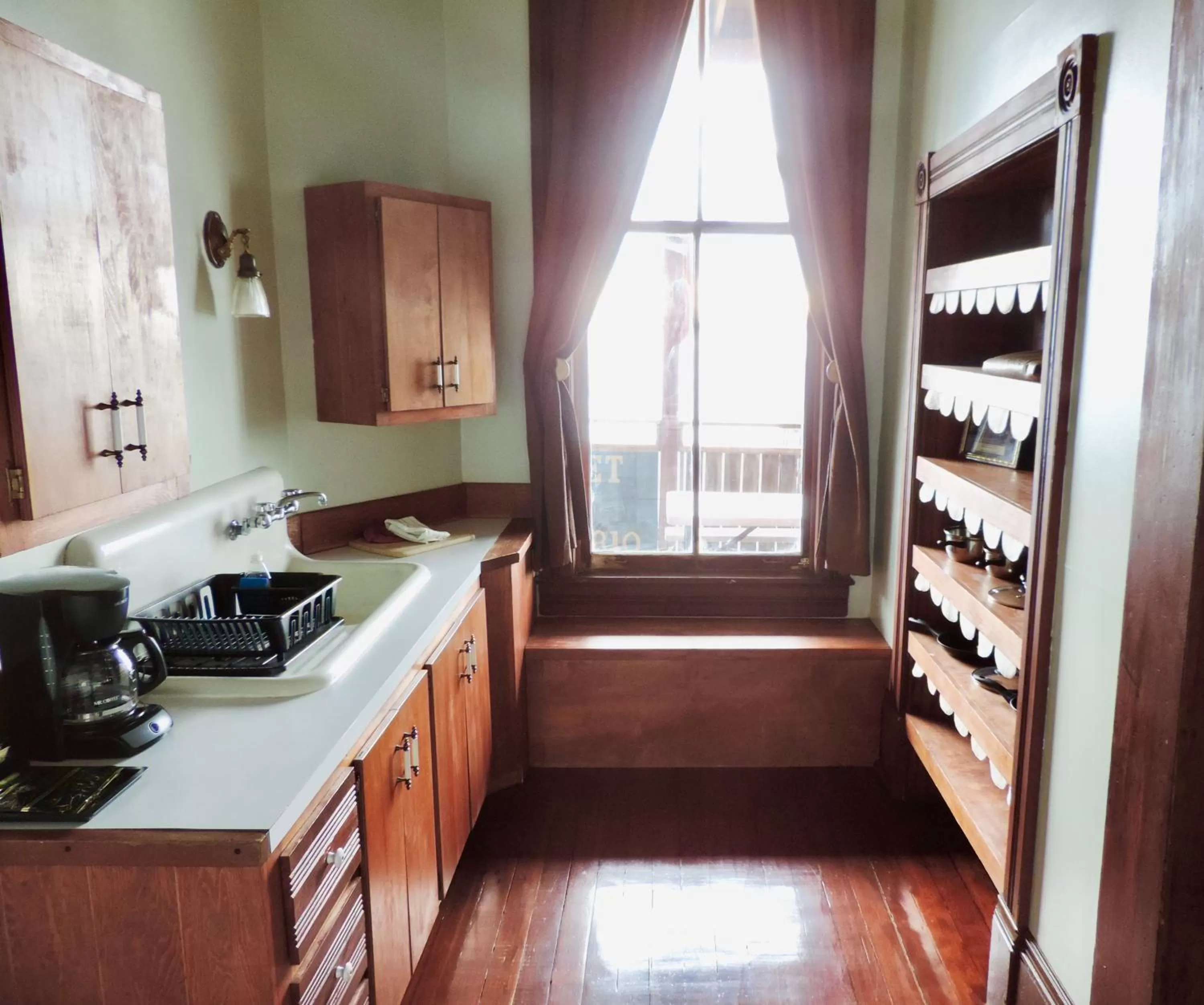 Kitchen/Kitchenette in The Monarch Hotel