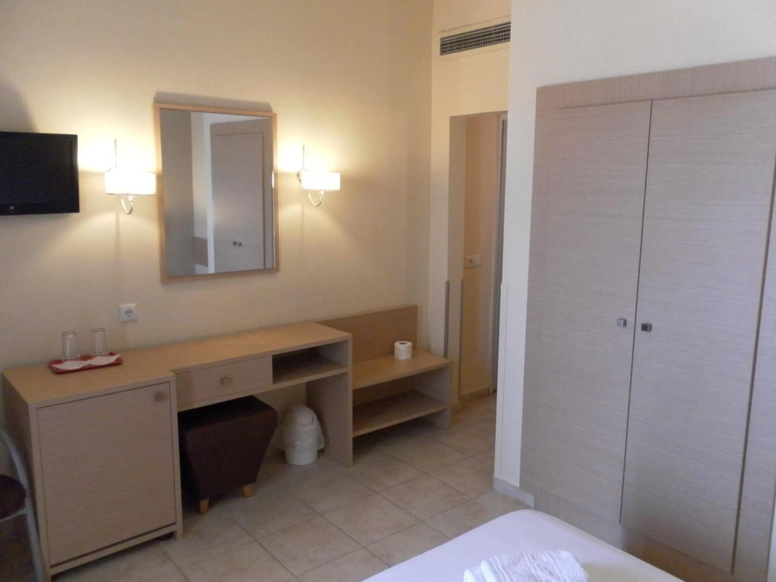 Bedroom, Bathroom in Esperia