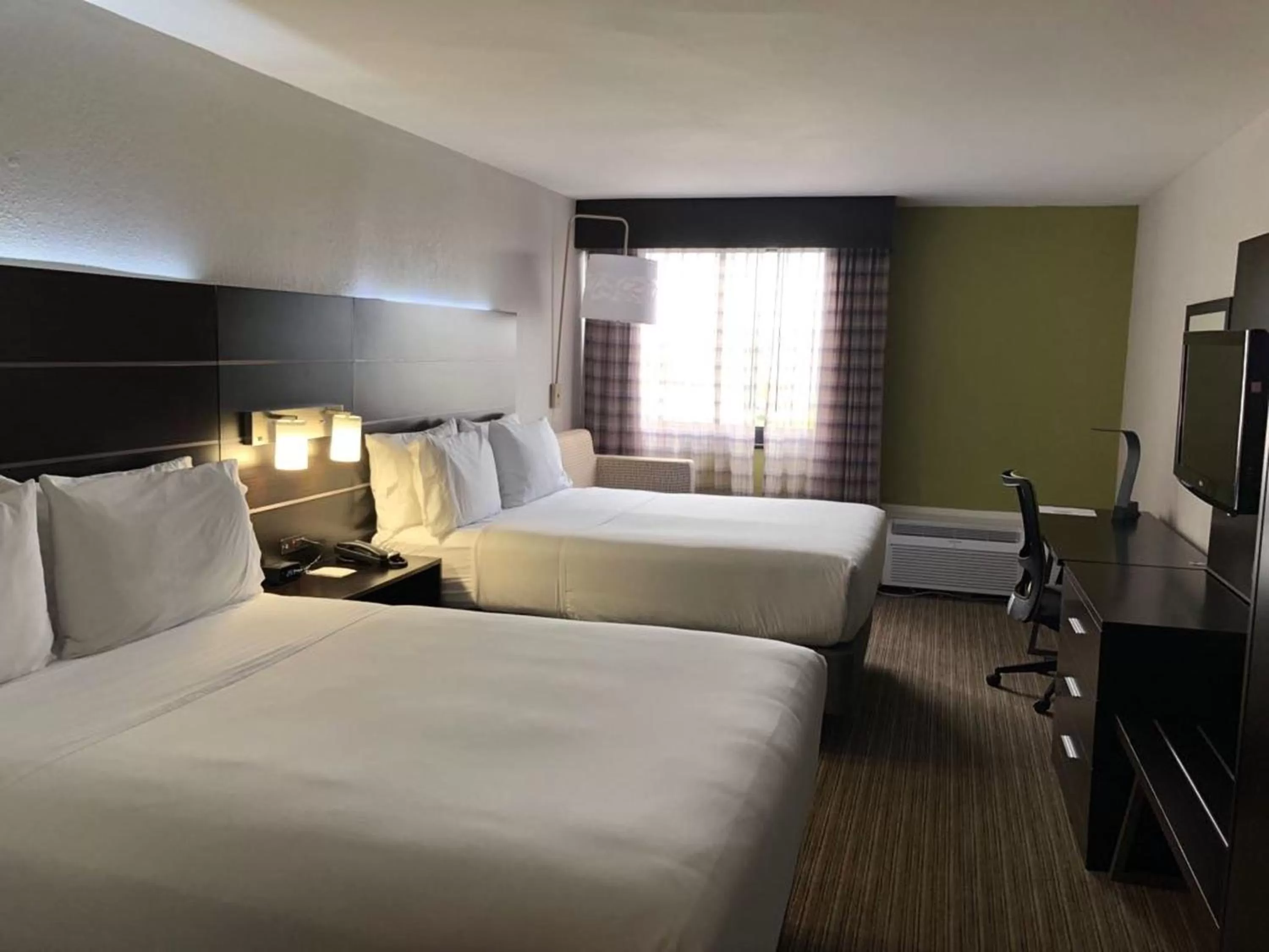 Photo of the whole room, Bed in Holiday Inn Express Hotel & Suites Miami - Hialeah by IHG