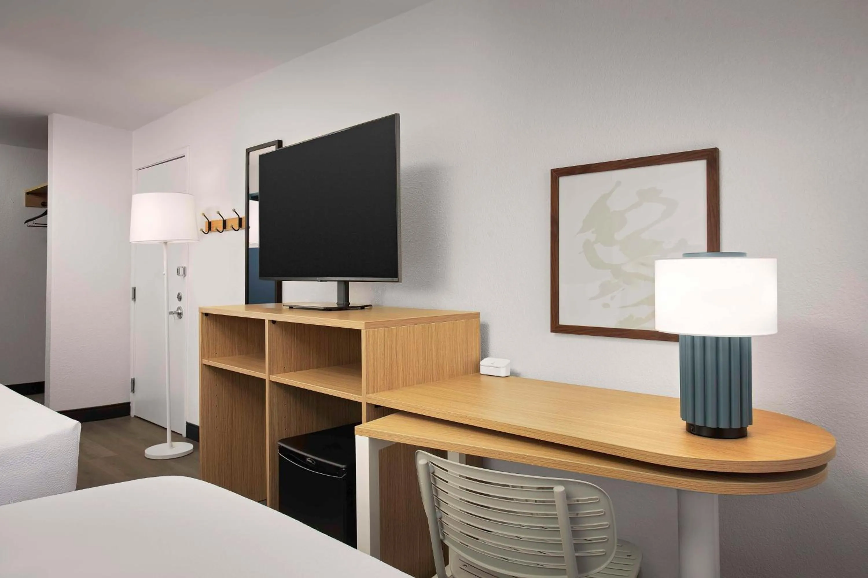 Bedroom, TV/Entertainment Center in Days Inn by Wyndham Atlanta Marietta Galleria