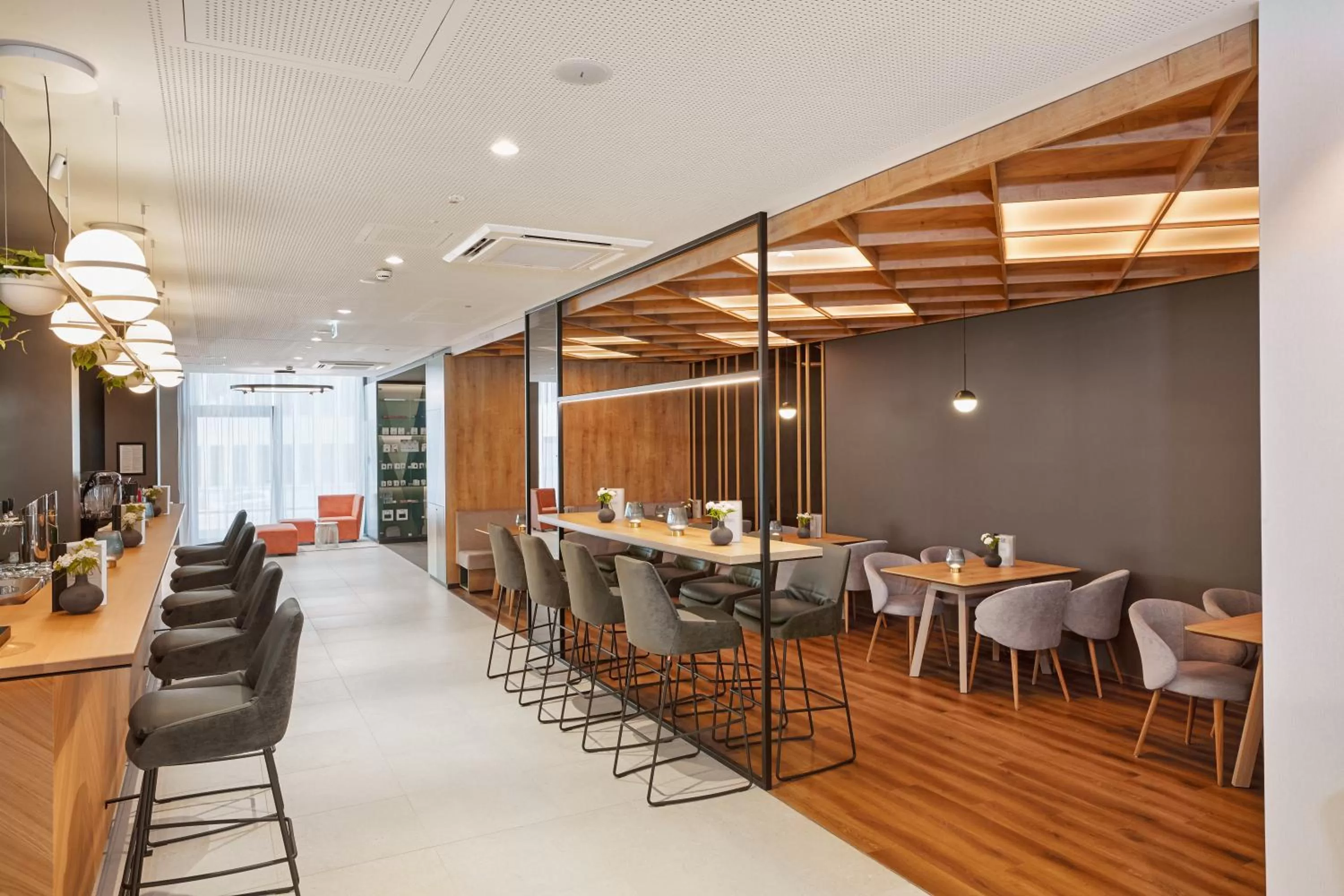 Lounge or bar in H+ Hotel Frankfurt Eschborn