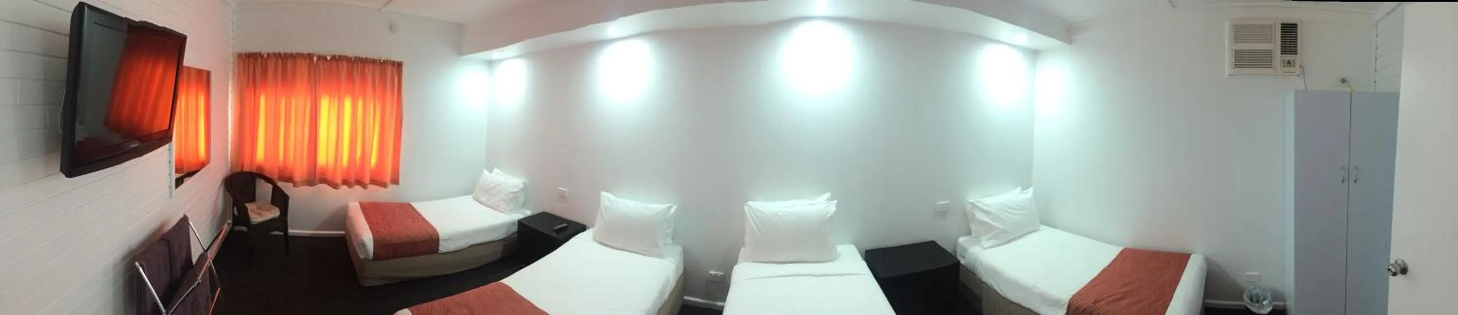 Bed in Orana Windmill Motel