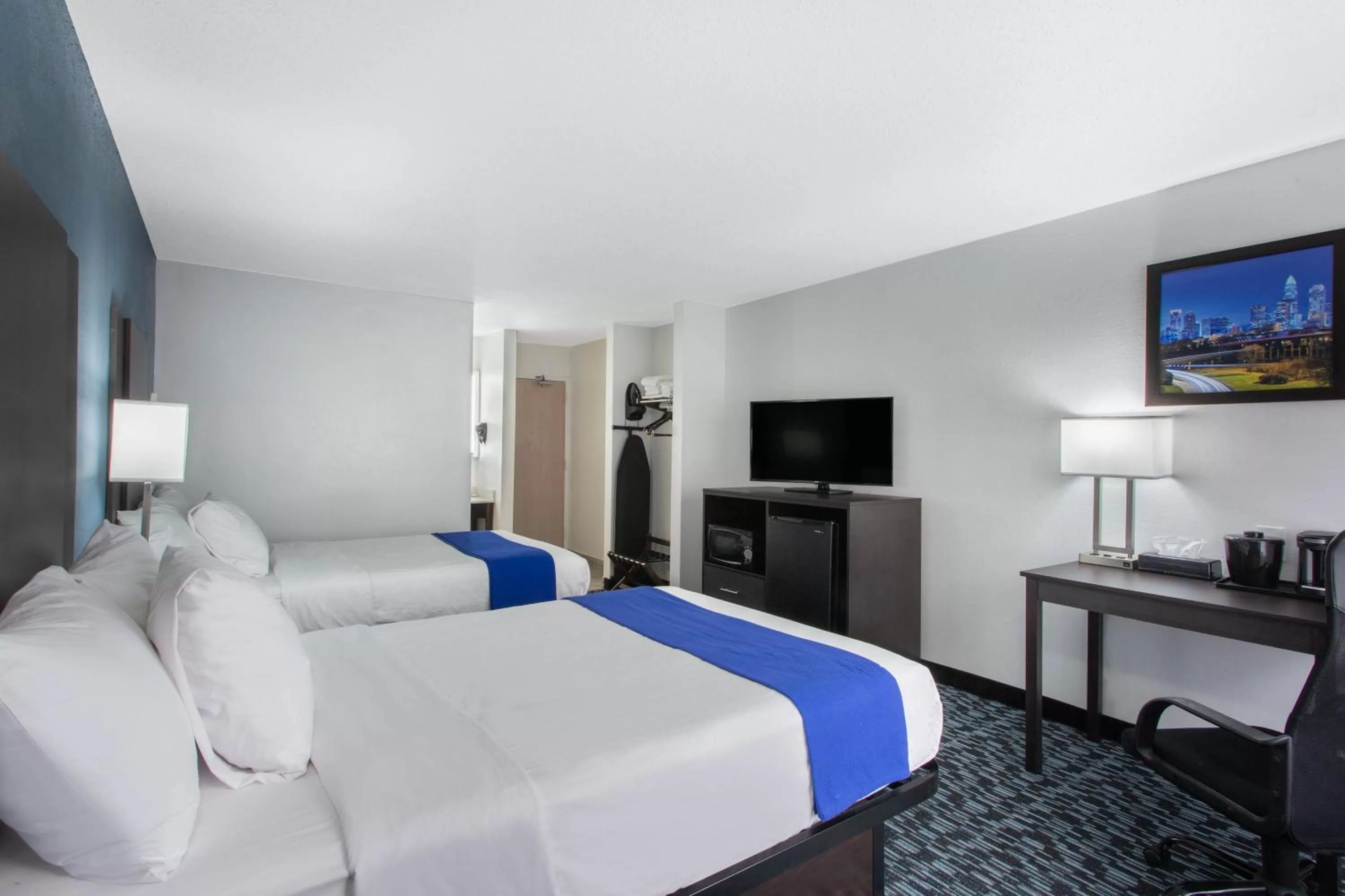 Photo of the whole room, Bed in University Inn & Suites