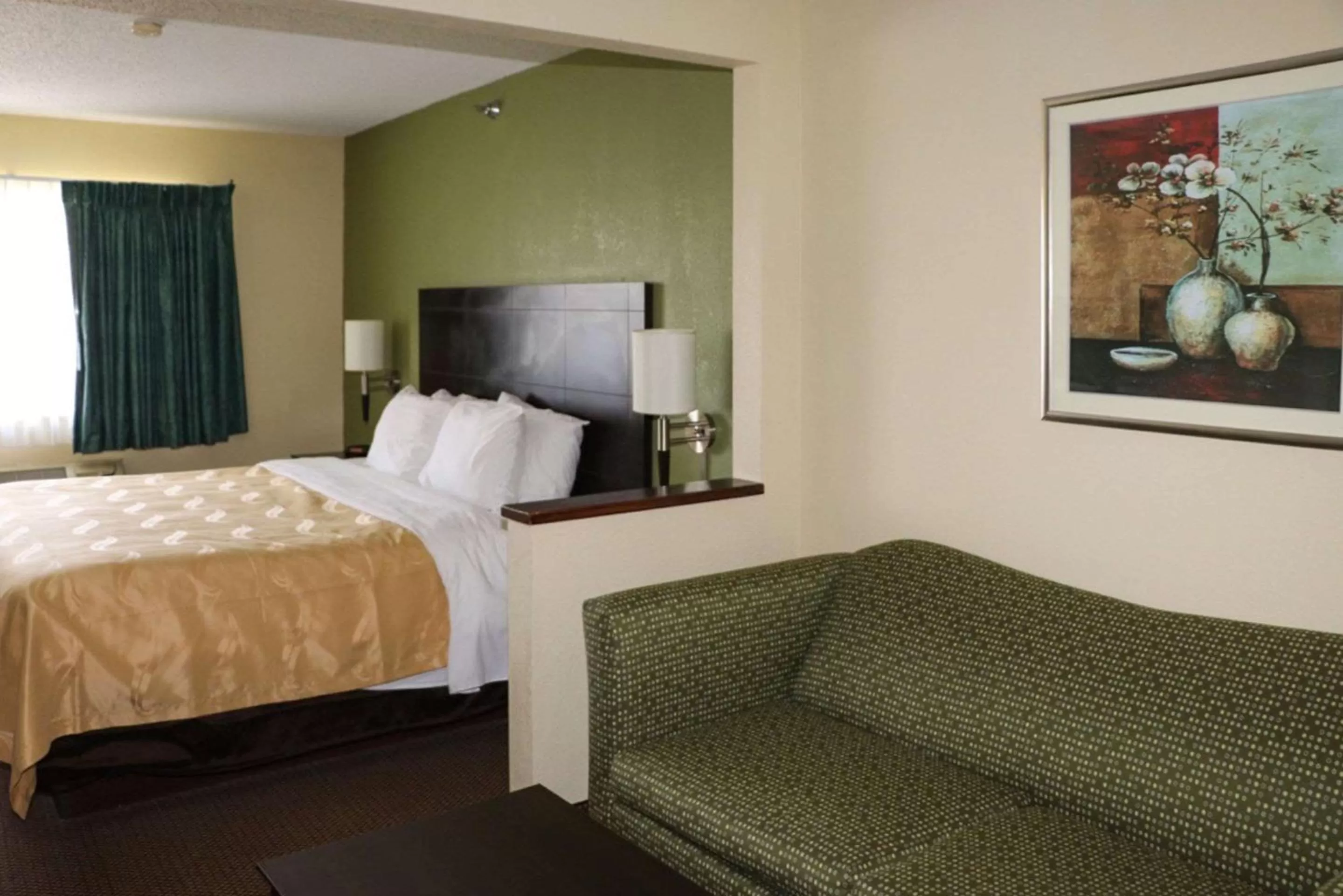 Photo of the whole room, Bed in Quality Inn Evansville Eastland Area