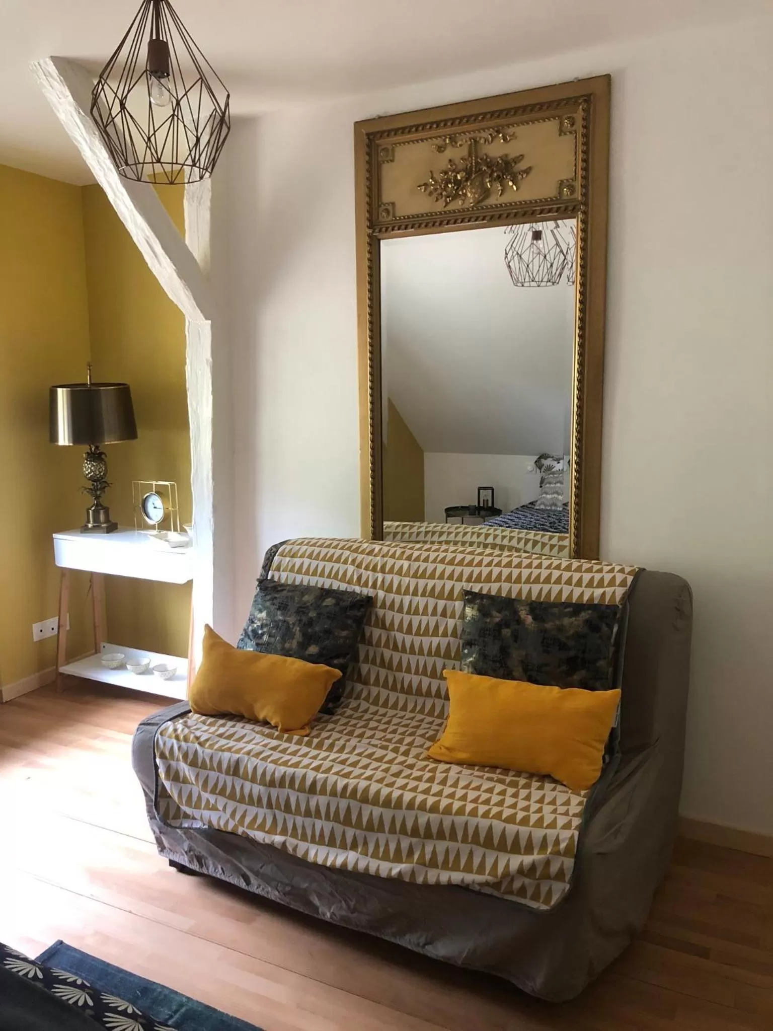 Photo of the whole room in La Demeure