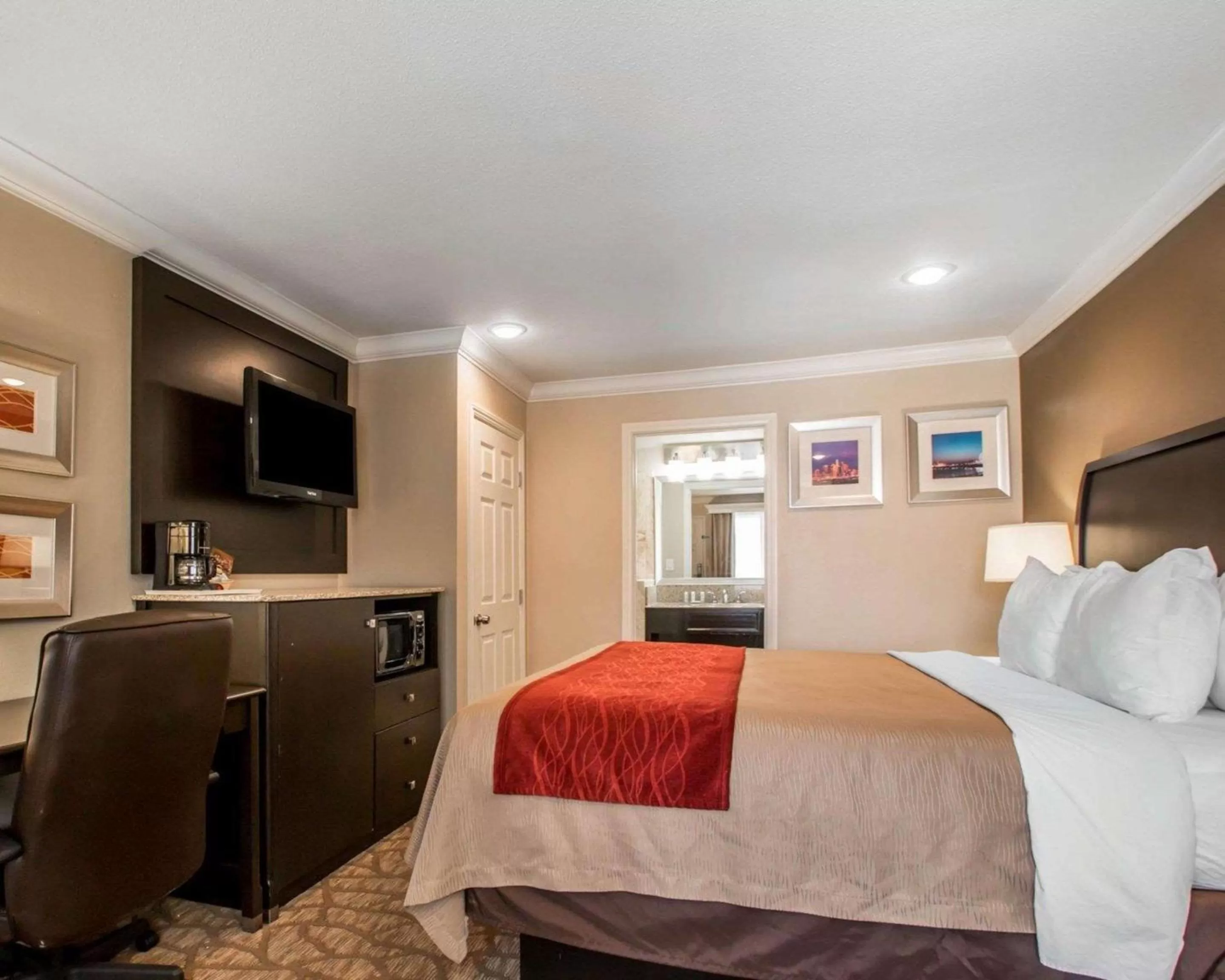 Photo of the whole room, Bed in Quality Inn Downey