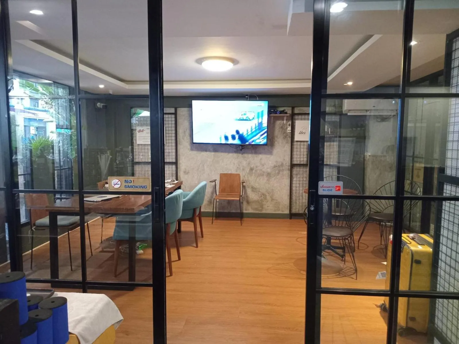 Communal lounge/ TV room in BH Baan Paradise Hotel Patong