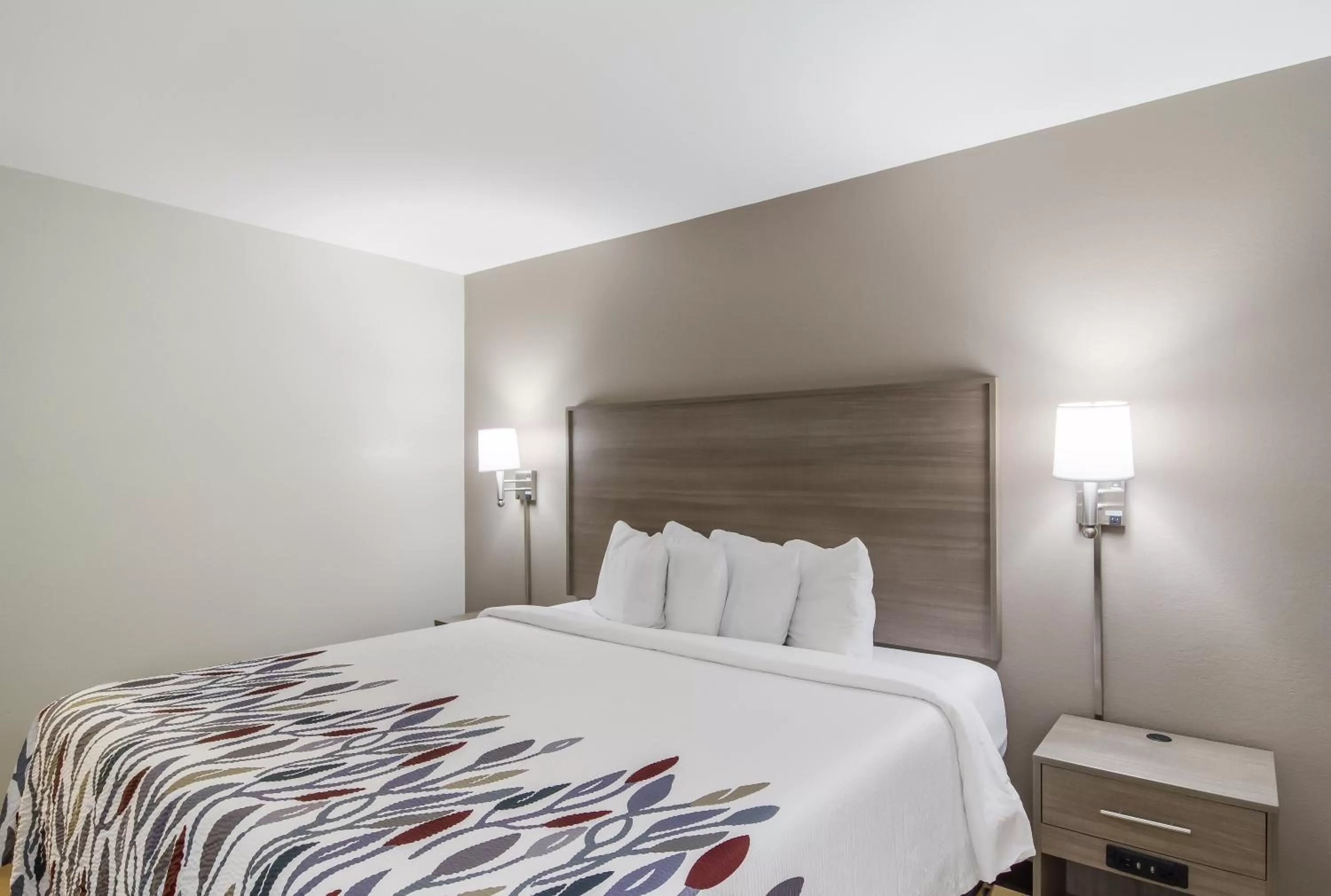 Photo of the whole room, Bed in Red Roof Inn I-95 North Brunswick Darien