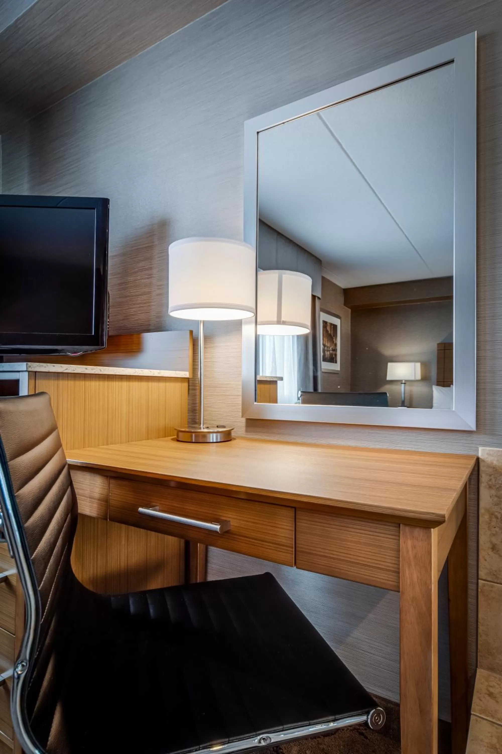 TV and multimedia in Monte Carlo Inn Vaughan Suites