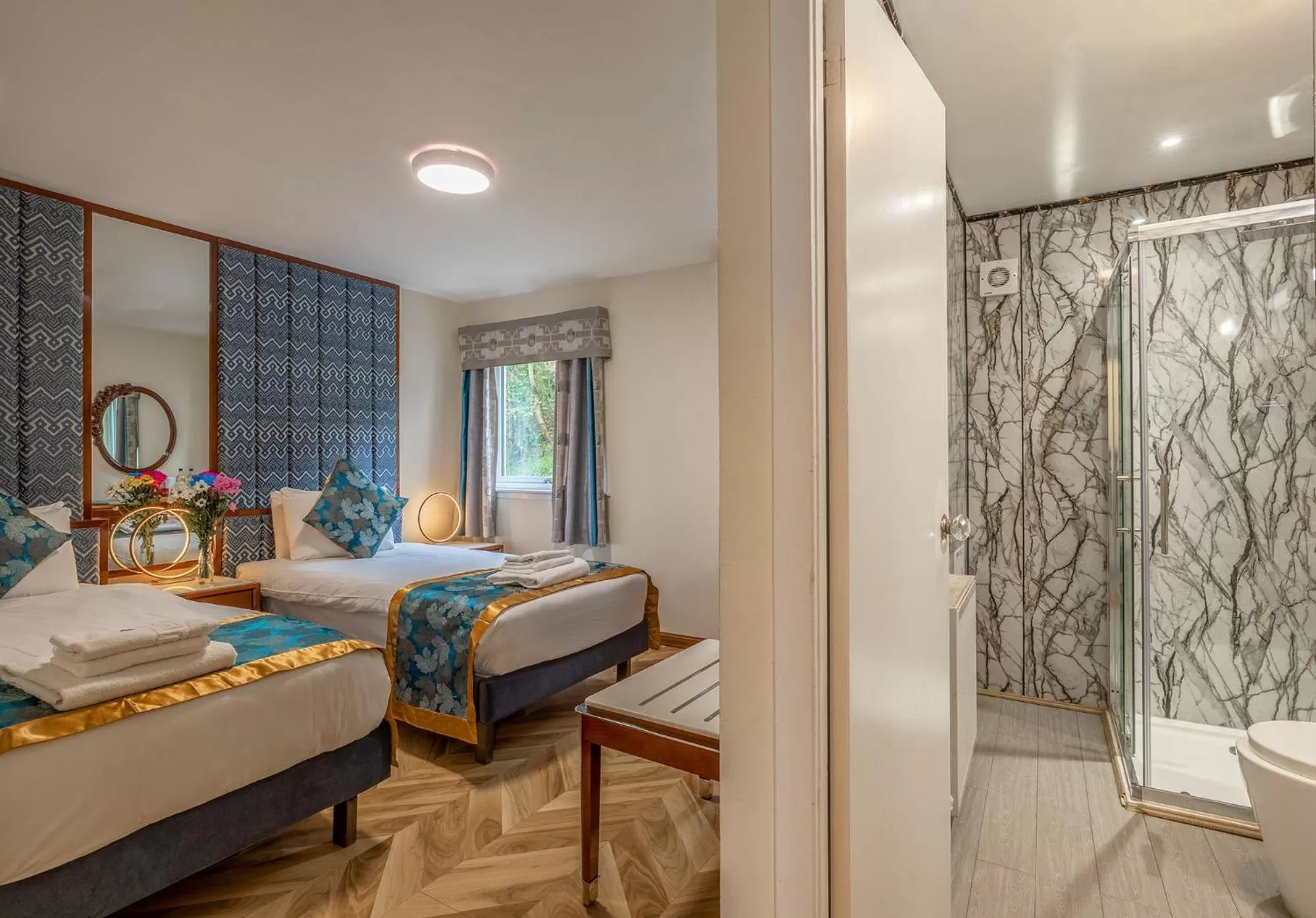 Bathroom, Bed in Muthu Fort William Hotel