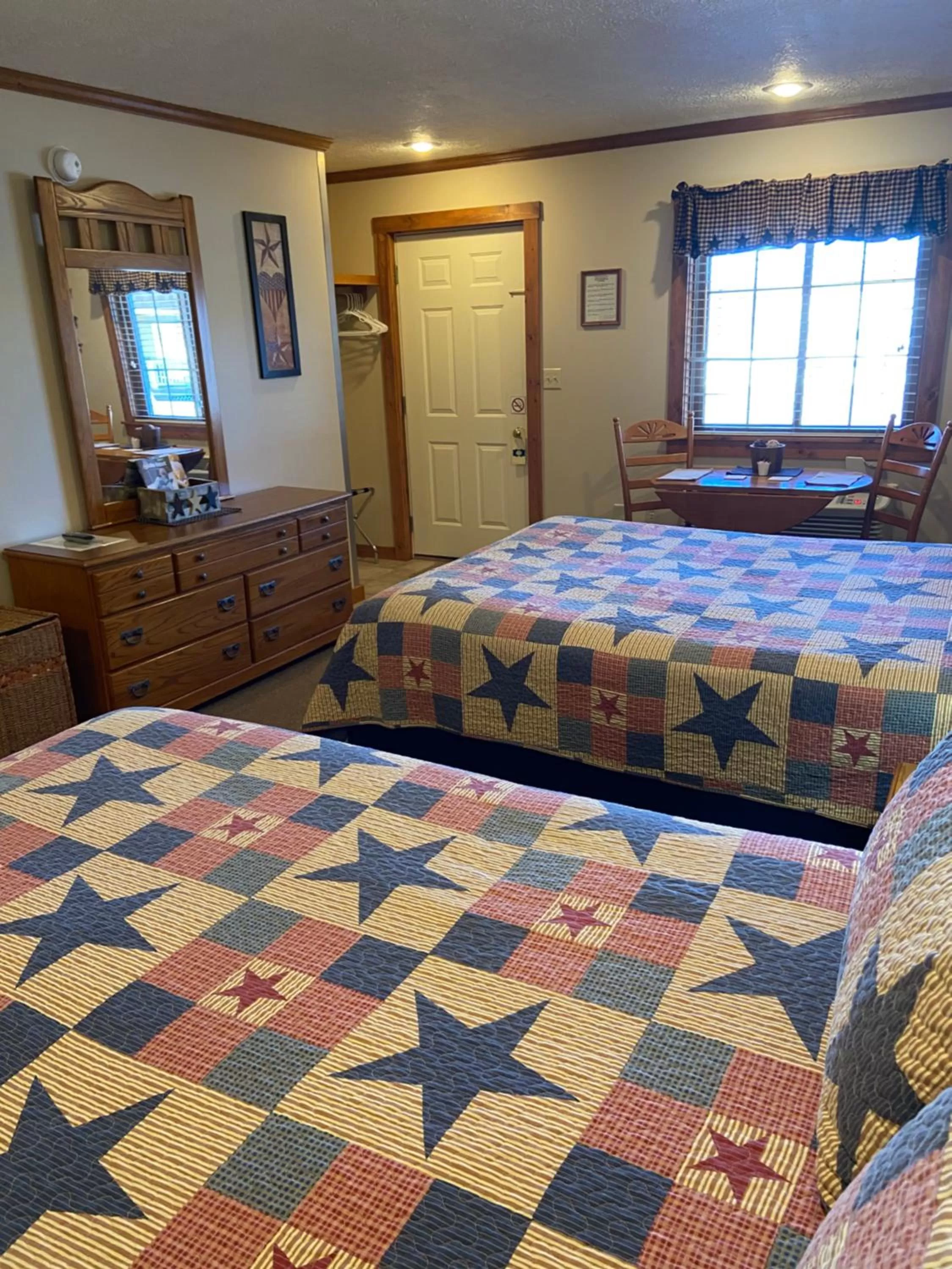 Photo of the whole room, Bed in The Garrett Inn