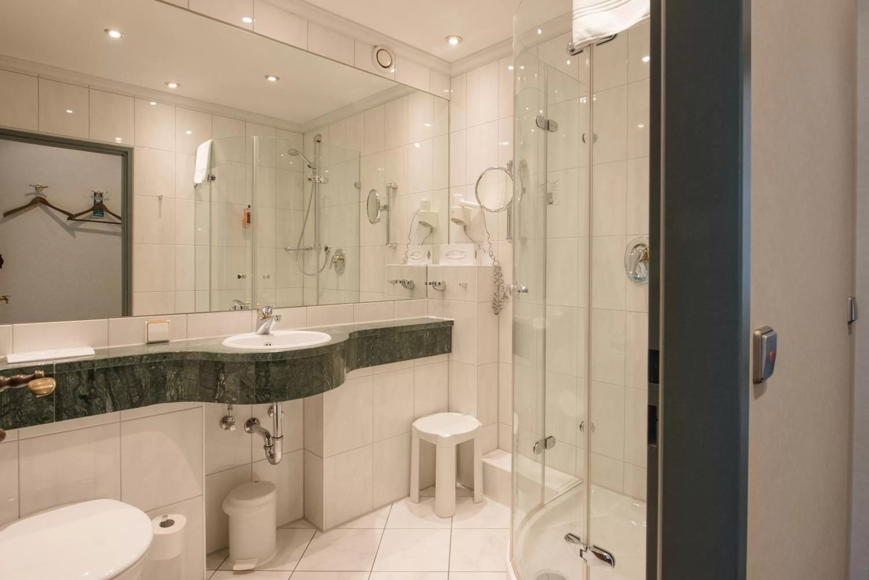 Toilet in Hotel am Schloss