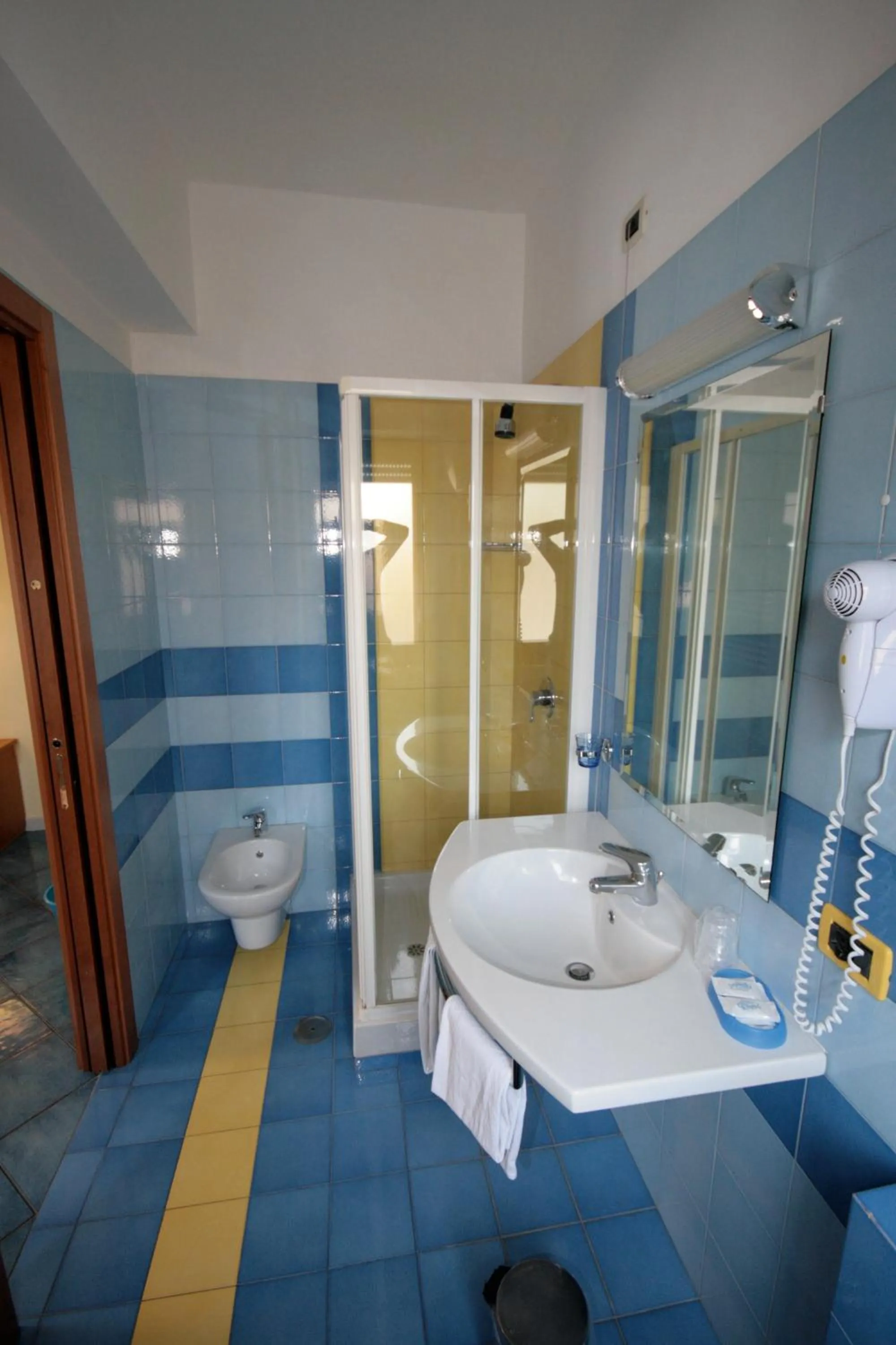 Bathroom, Bed in Hotel Leone