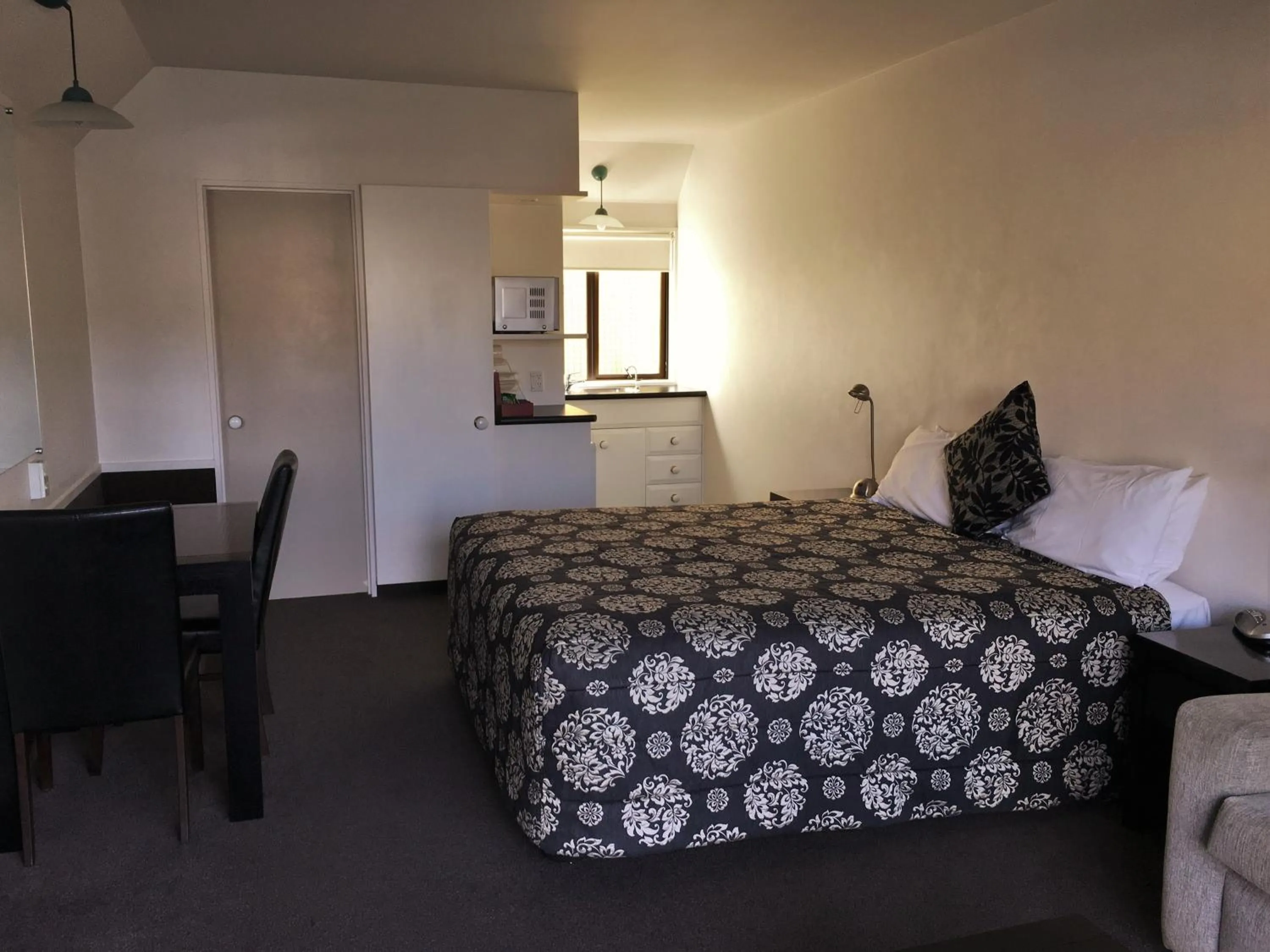 Bedroom, Bed in Cable Court Motel