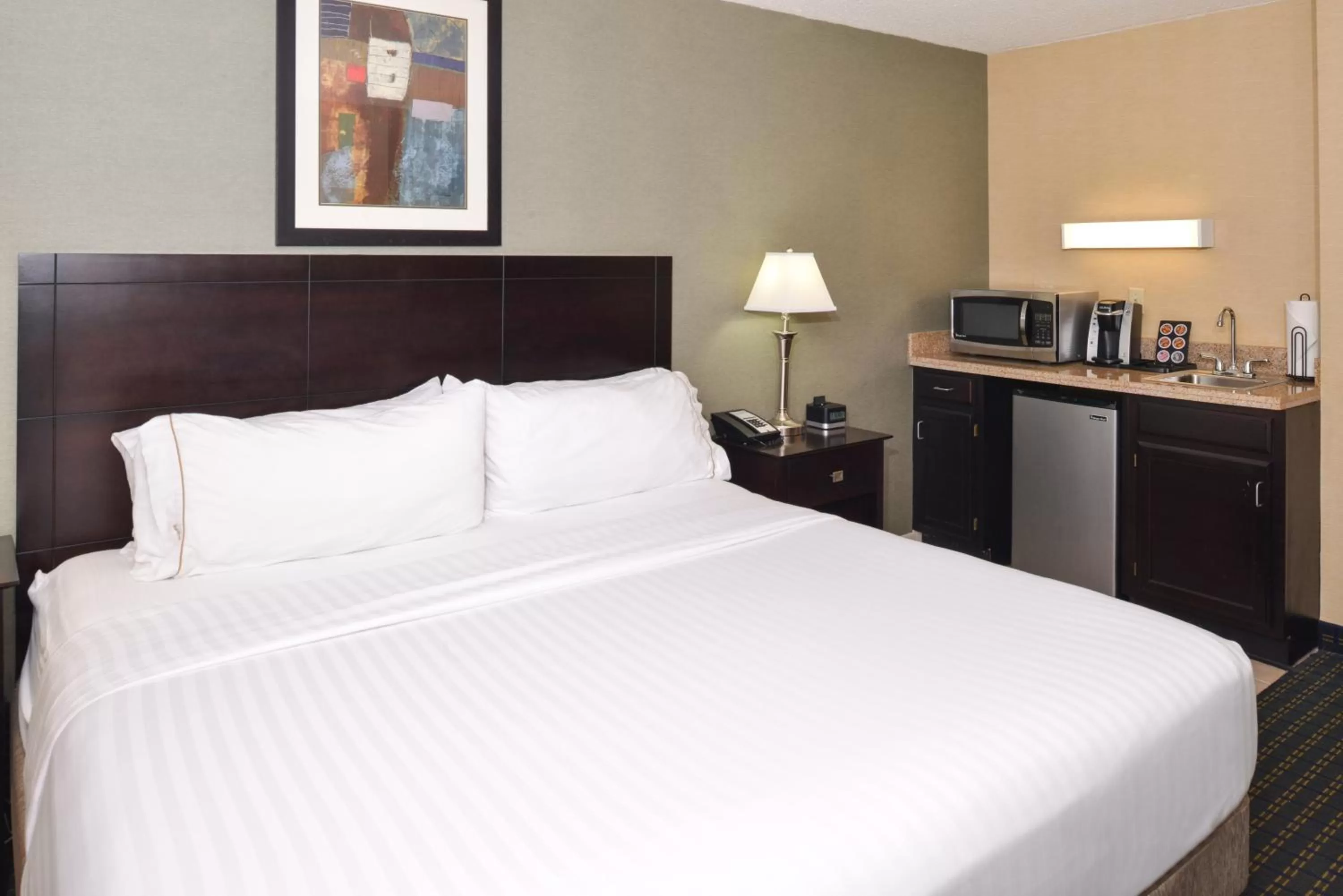 Photo of the whole room, Bed in Country Inn & Suites by Radisson Benton Harbor-St Joseph MI