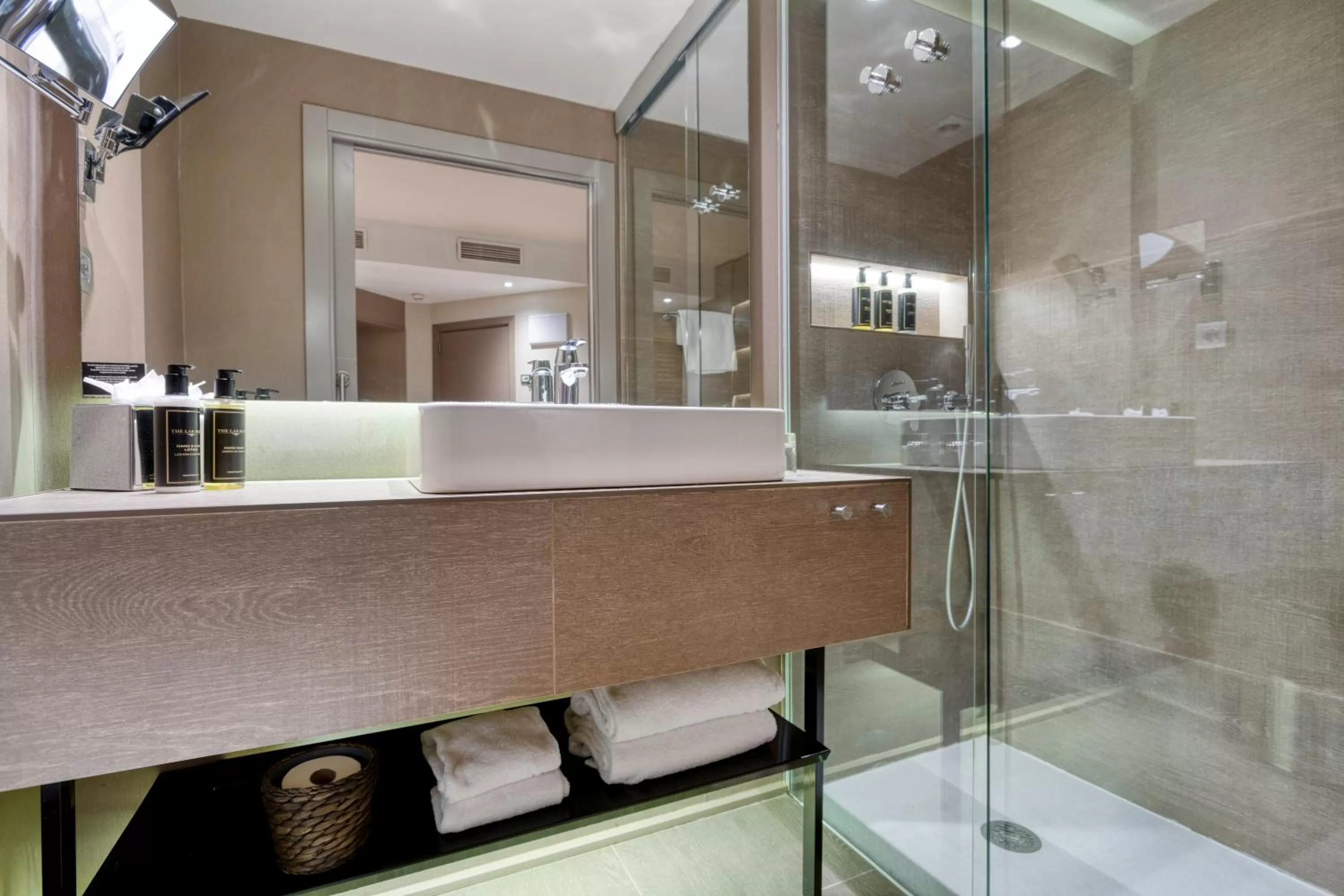 Shower in Hotel America Barcelona