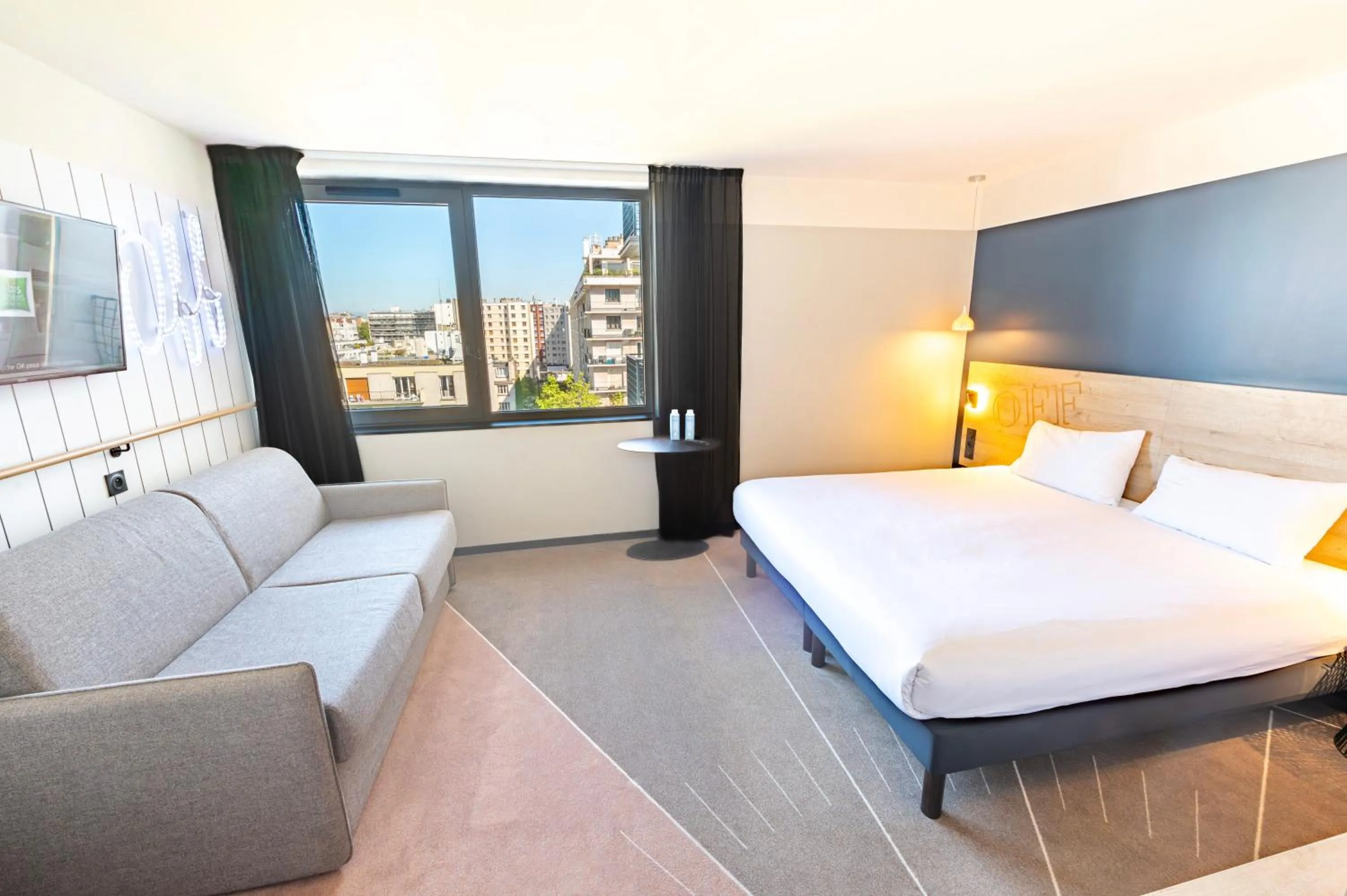 TV and multimedia, Bed in ibis Styles Paris 16 Boulogne
