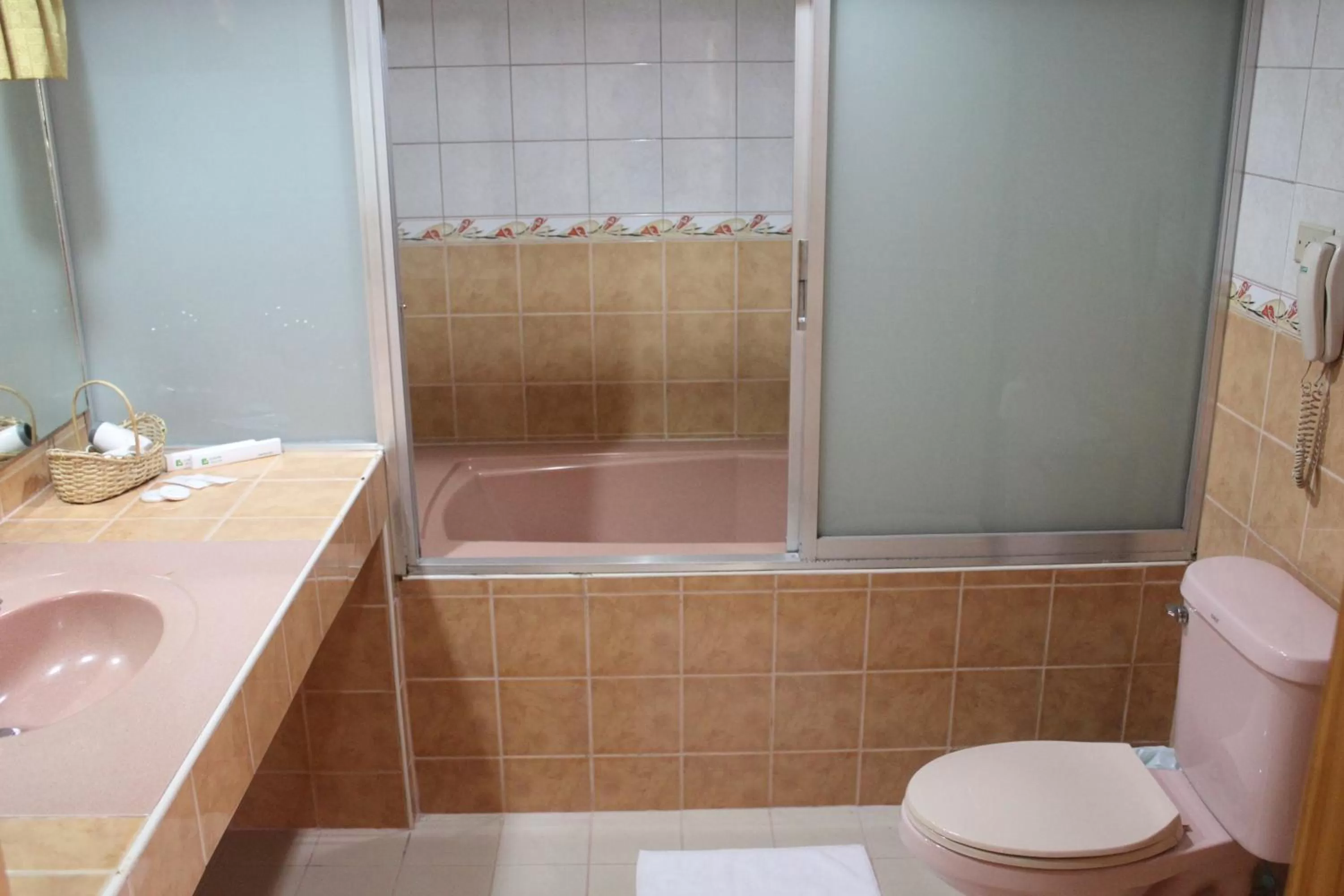 Shower in Elegant Circle Inn