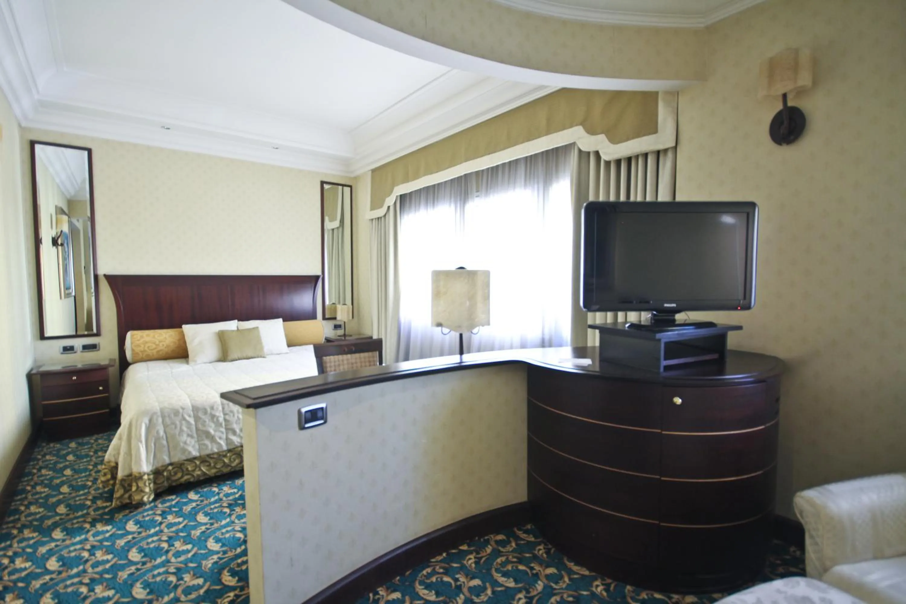 Photo of the whole room, Bed in Millennhotel