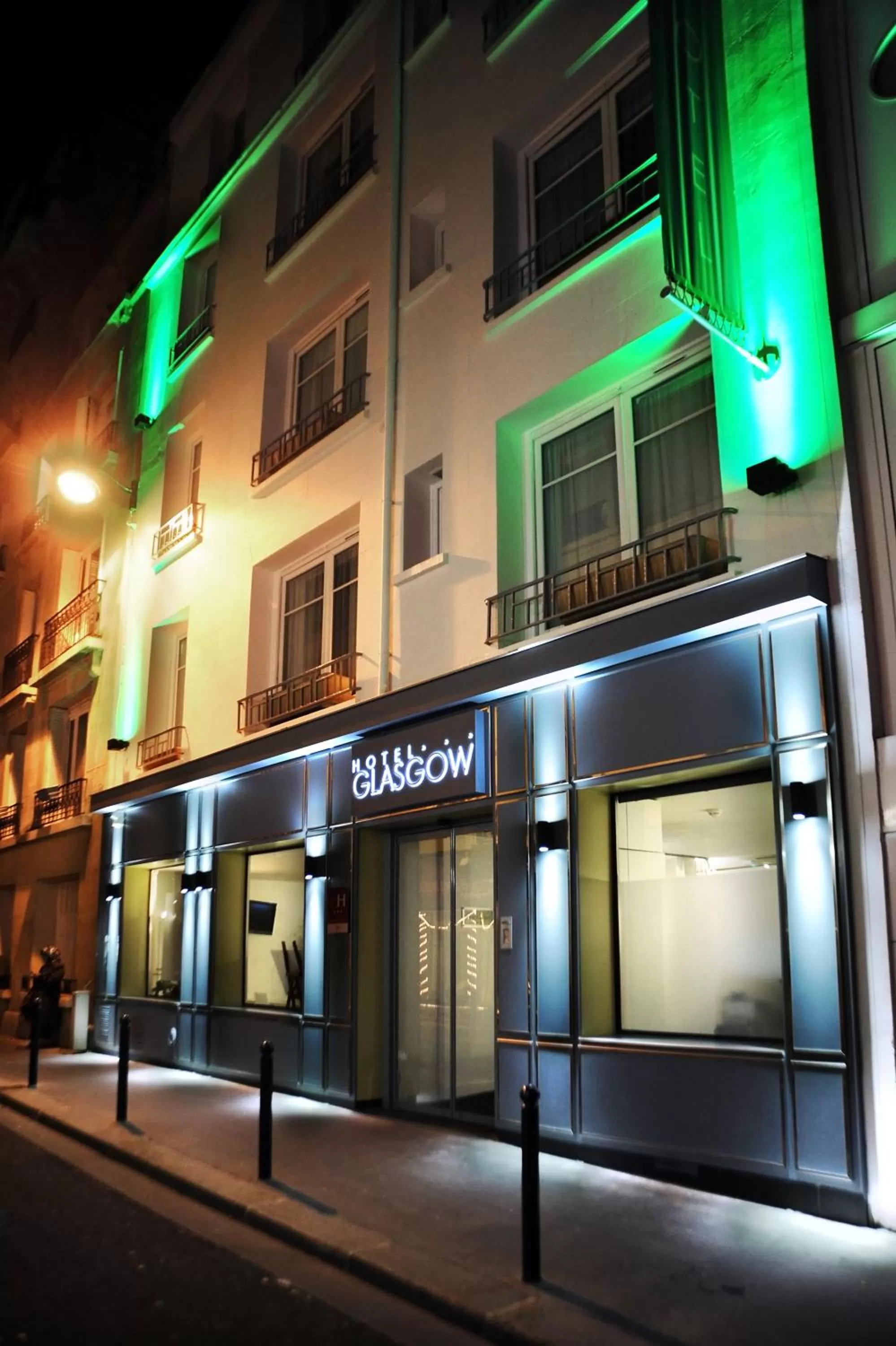 Facade/entrance in Hotel Glasgow Monceau by Patrick Hayat