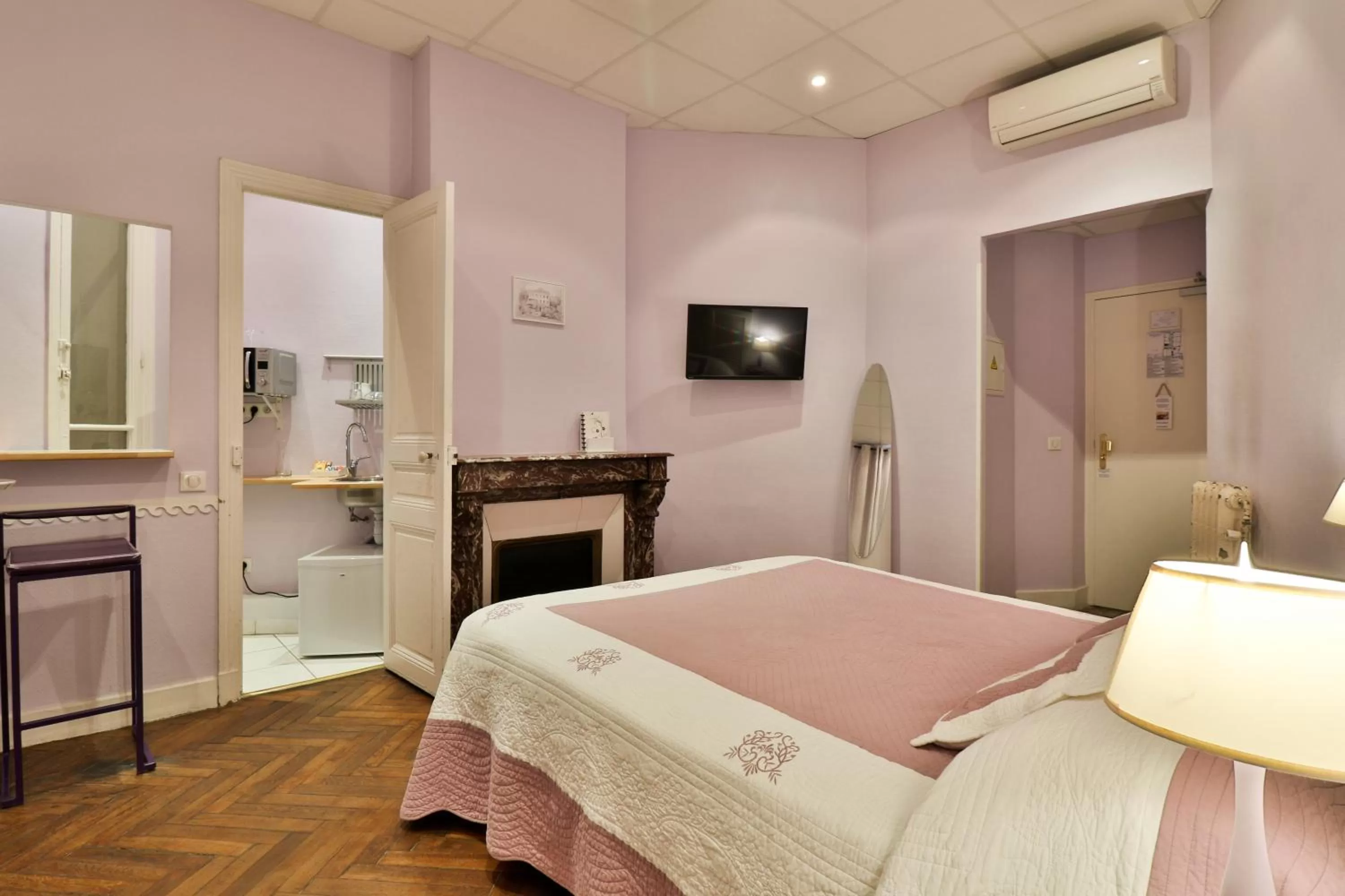 Photo of the whole room, Bed in Hotel Victor Hugo Nice