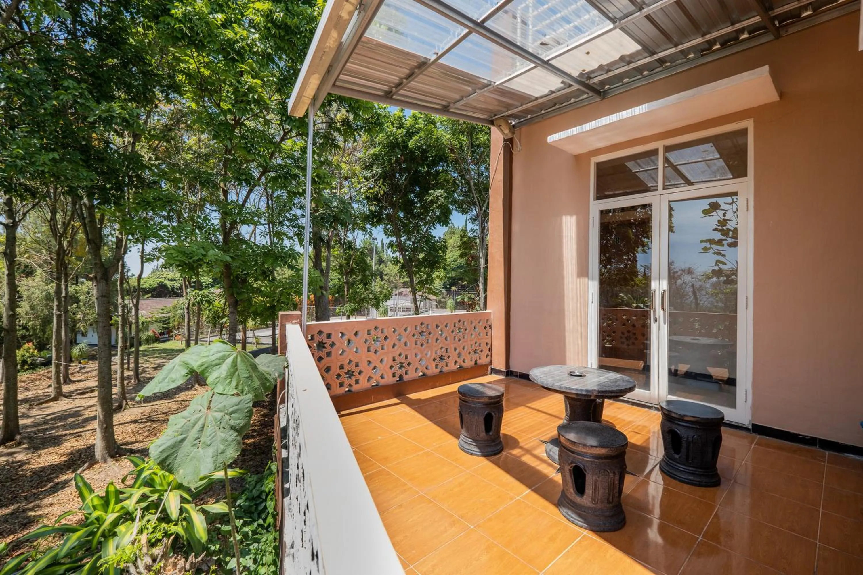 Balcony/Terrace in RedDoorz Syariah near Batu Night Spectacular