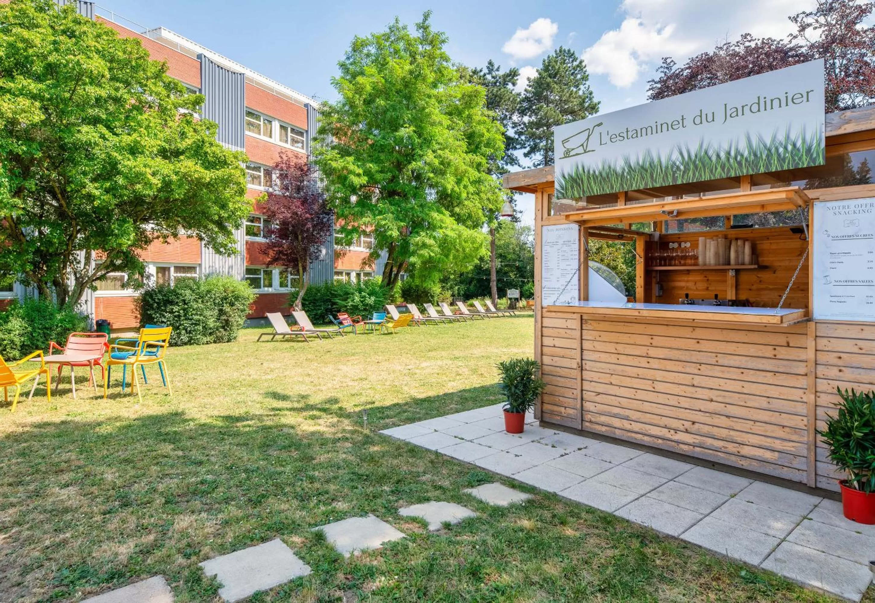 Garden in B&B HOTEL Lyon Nord 4 étoiles