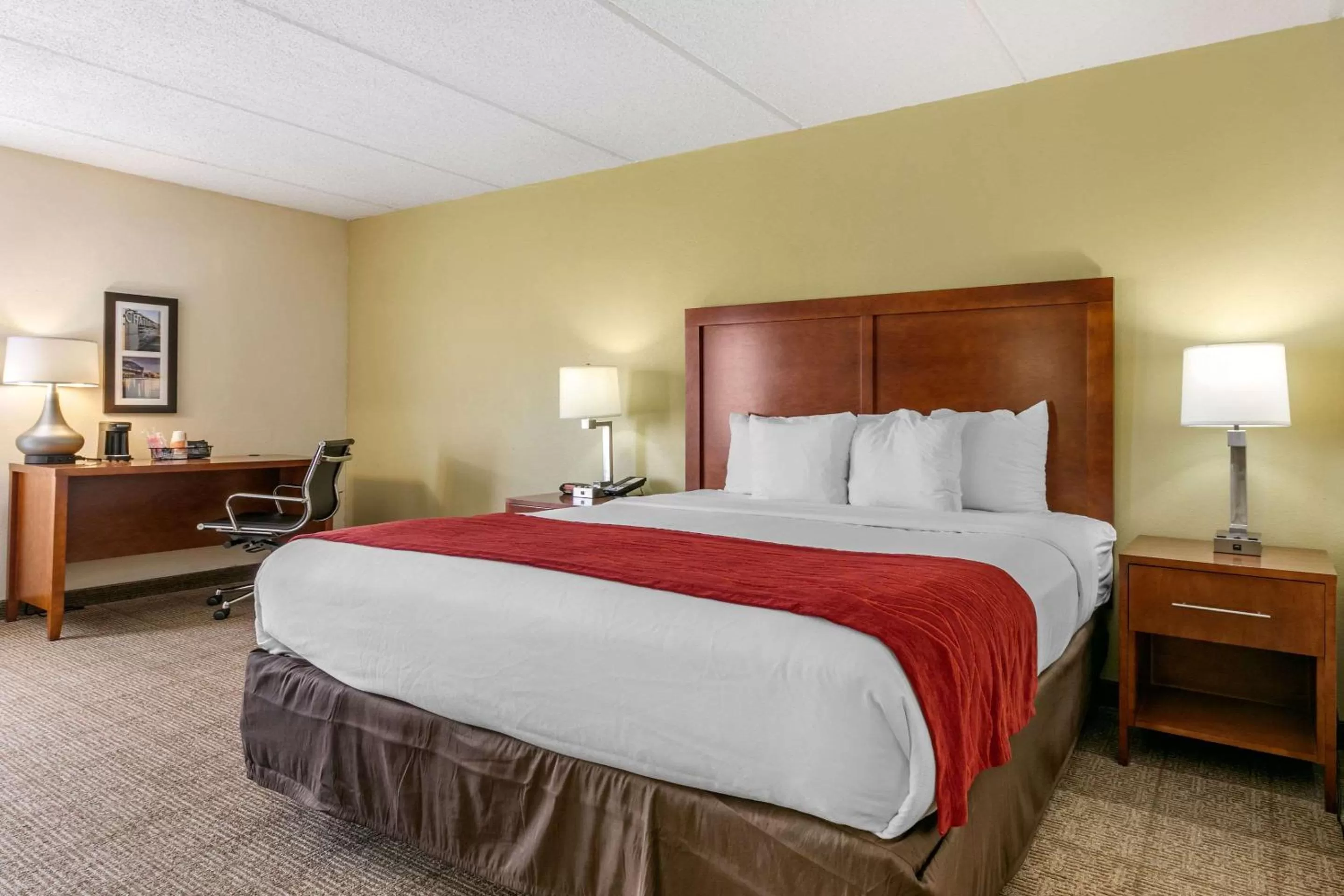 Photo of the whole room, Bed in Comfort Inn Chattanooga Downtown Southside