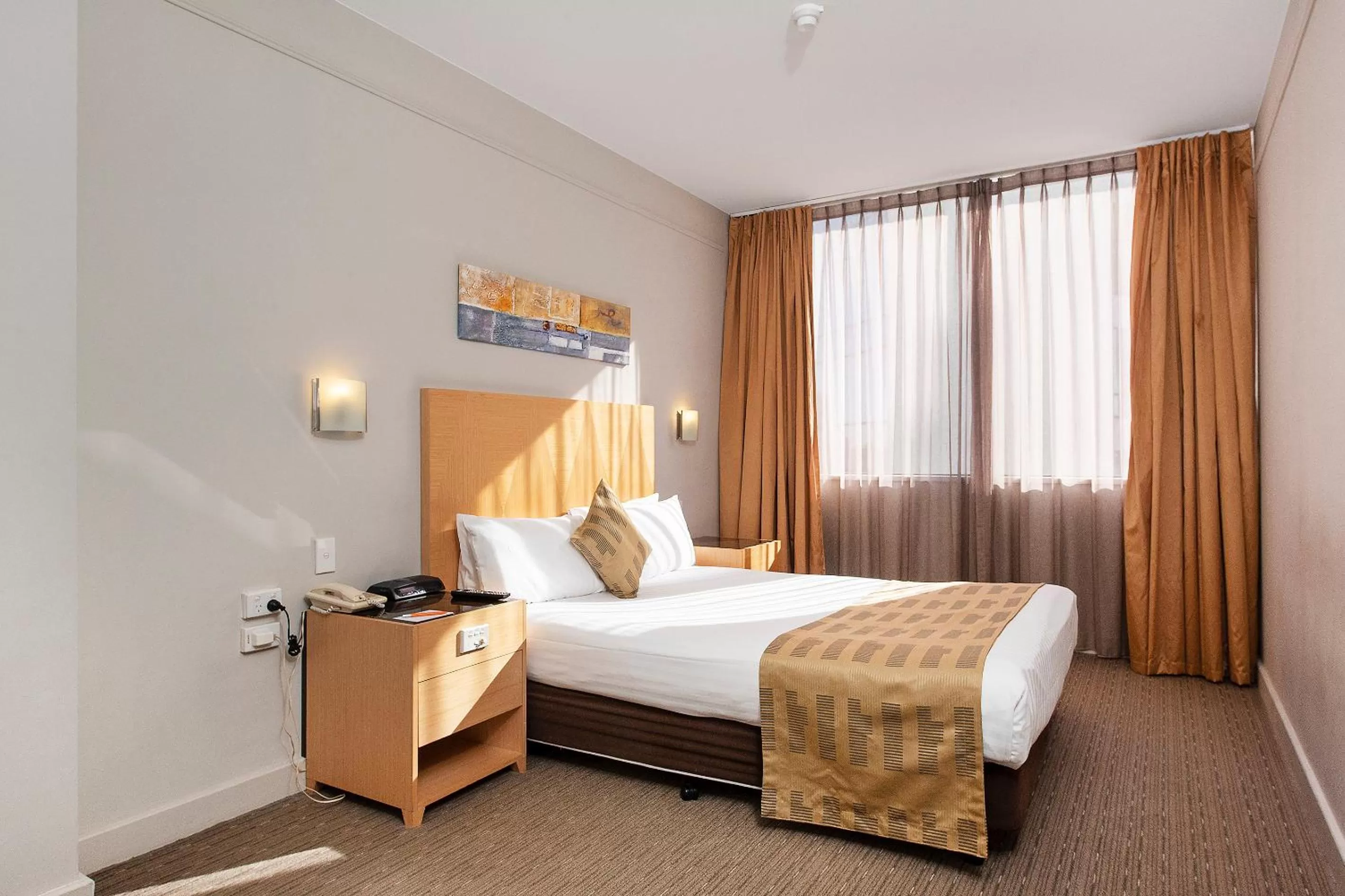Bed in Quality Hotel Ambassador Perth