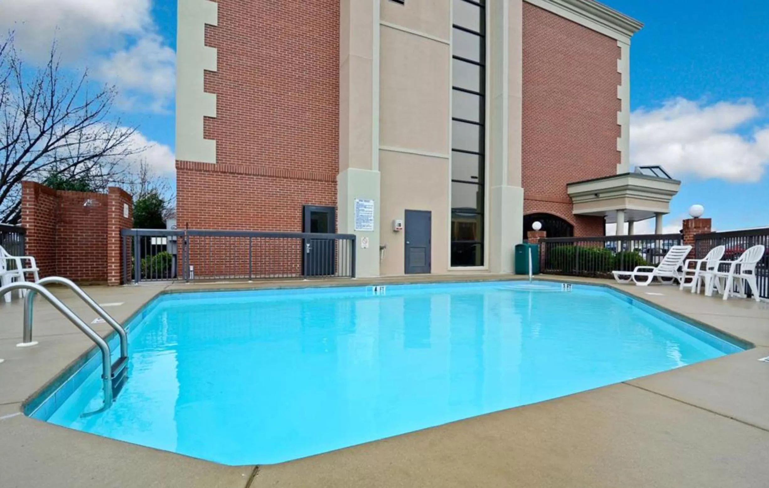 Swimming pool in Clarion Pointe Greensboro Airport