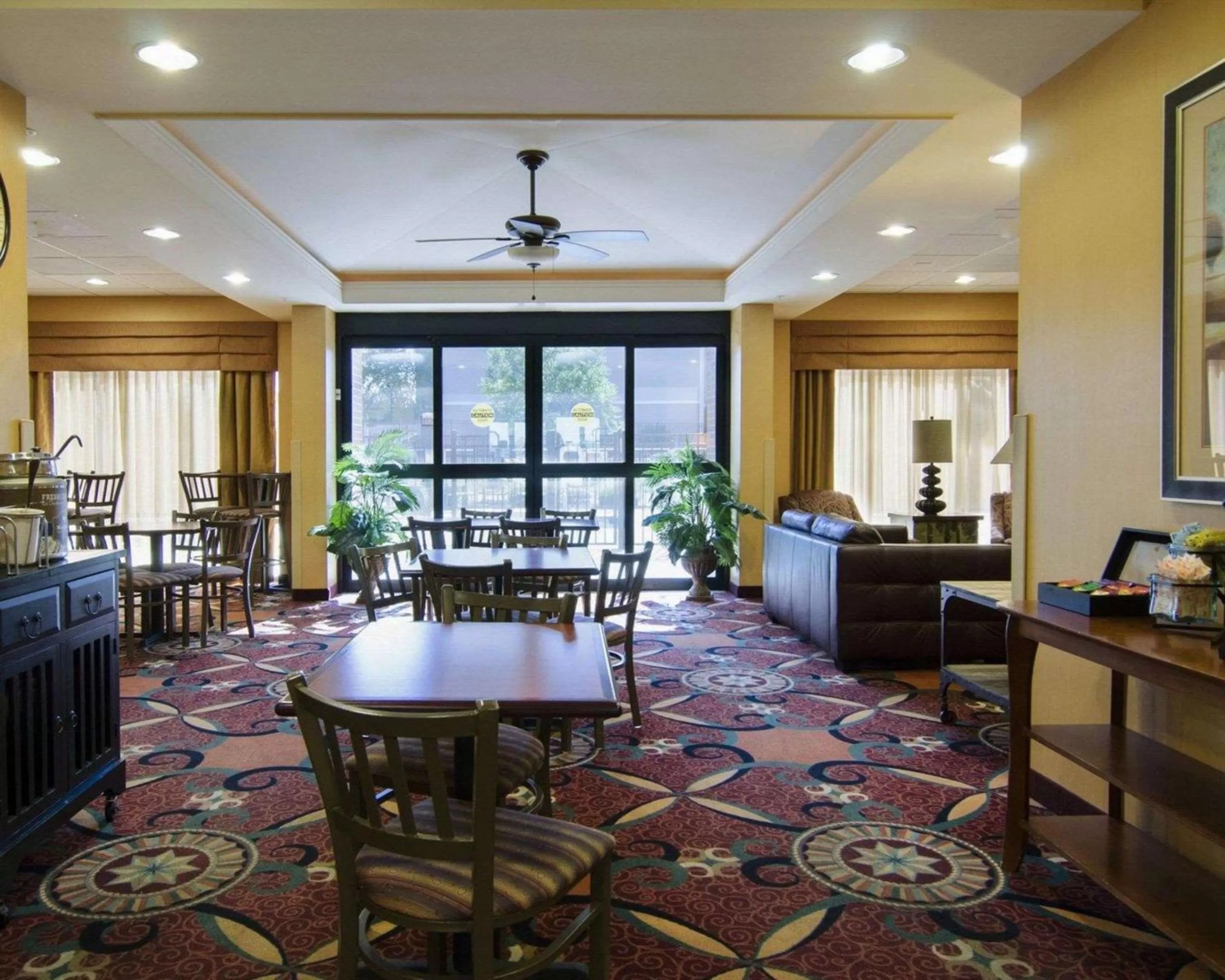 Restaurant/places to eat in Affordable Suites of America Rogers - Bentonville