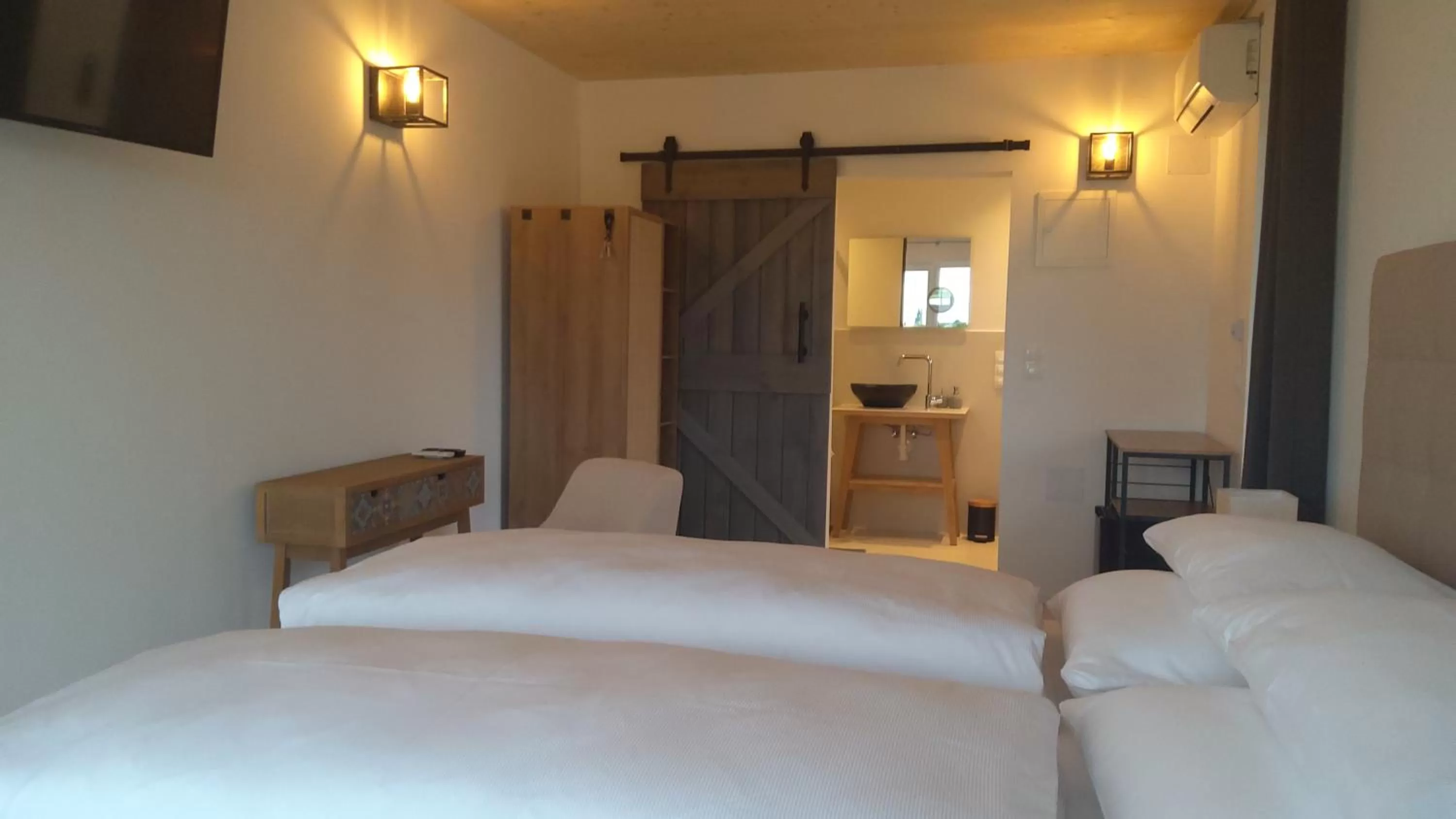 Bed in Zimmerei - Landgasthaus Karlo