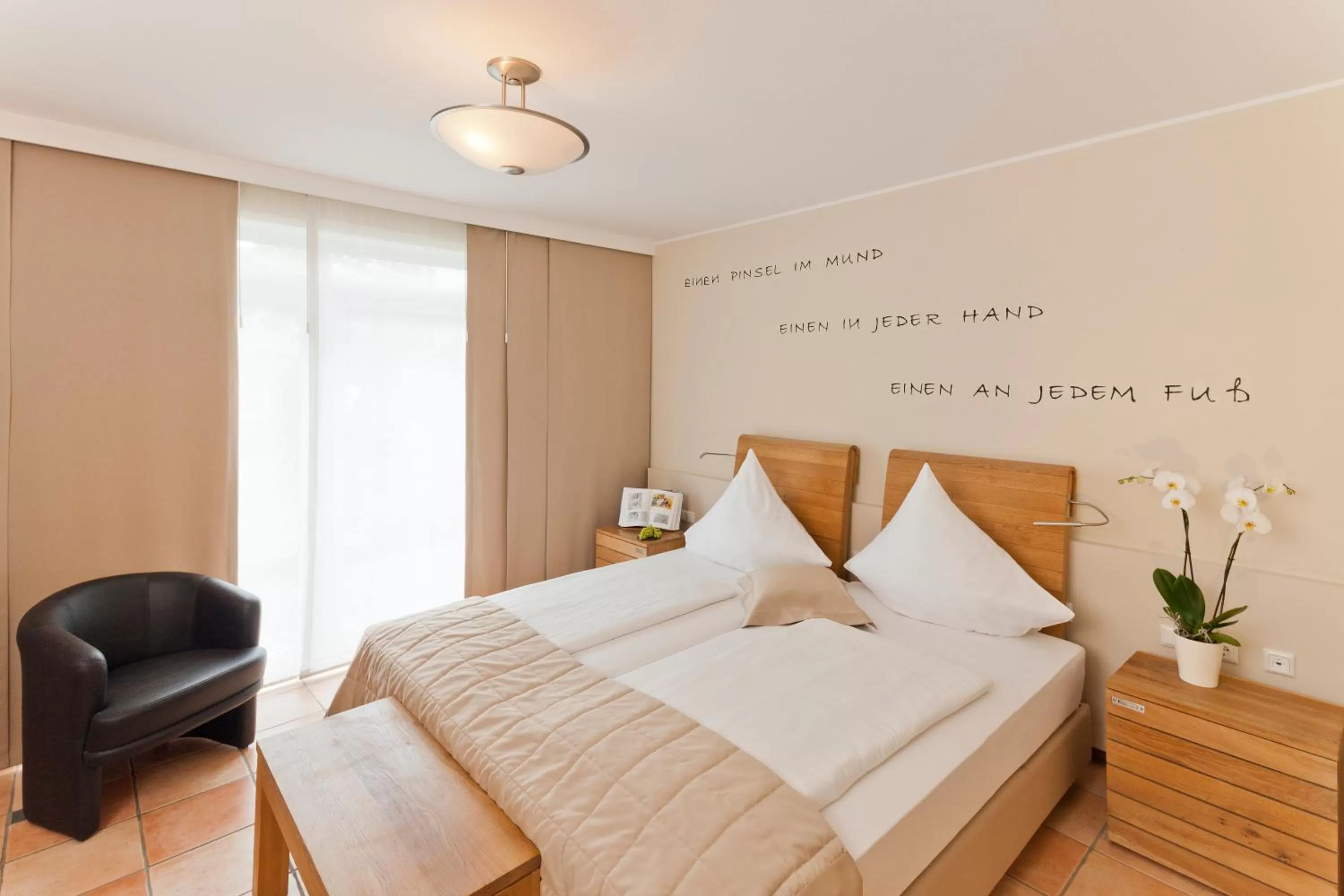 Photo of the whole room, Bed in Malerwinkel Hotel