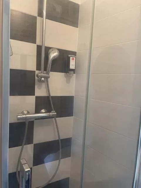 Shower in Hotel Christina