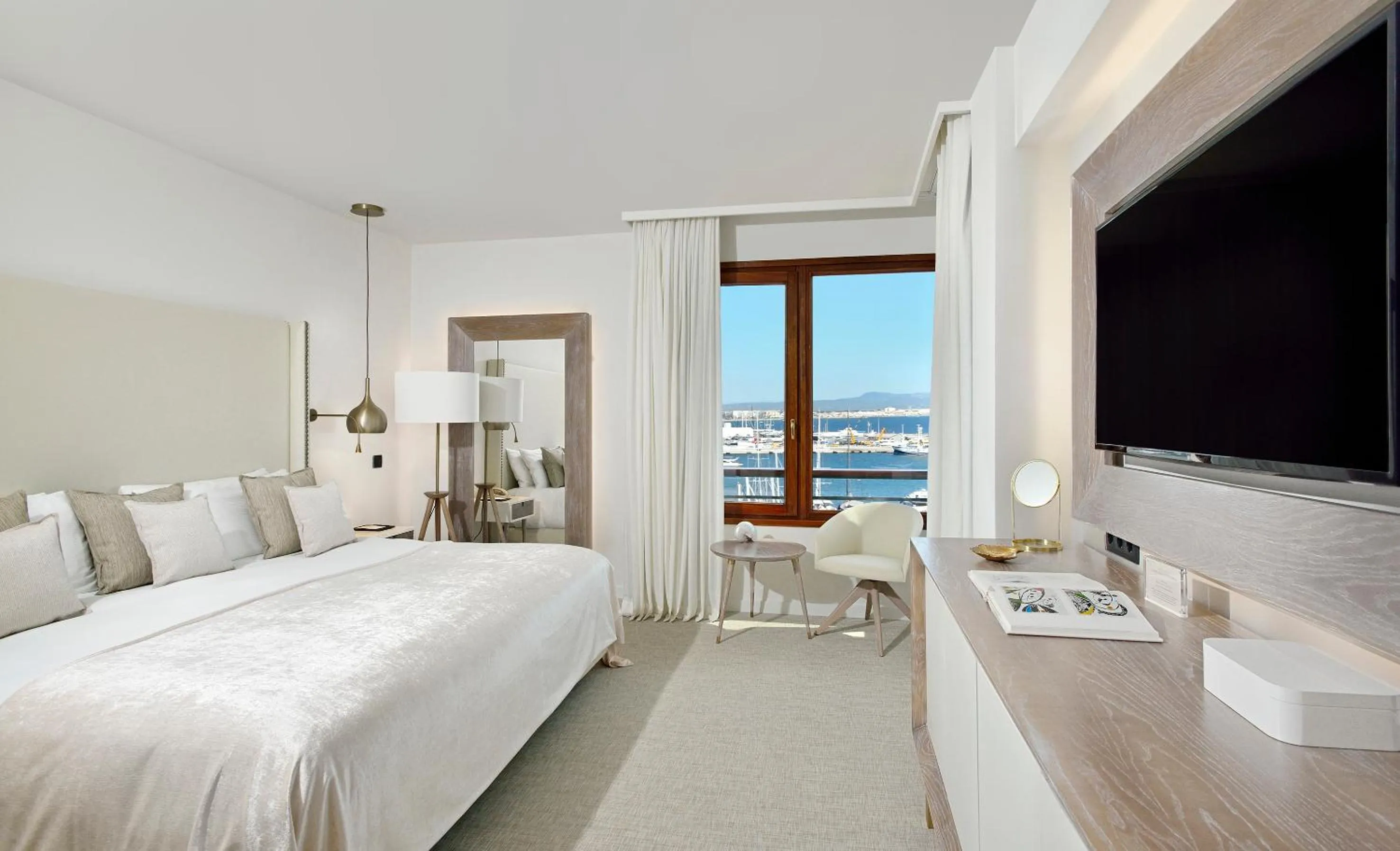 Red Level Master Suite with Sea and Cathedral View in Hotel Victoria Gran Meliá