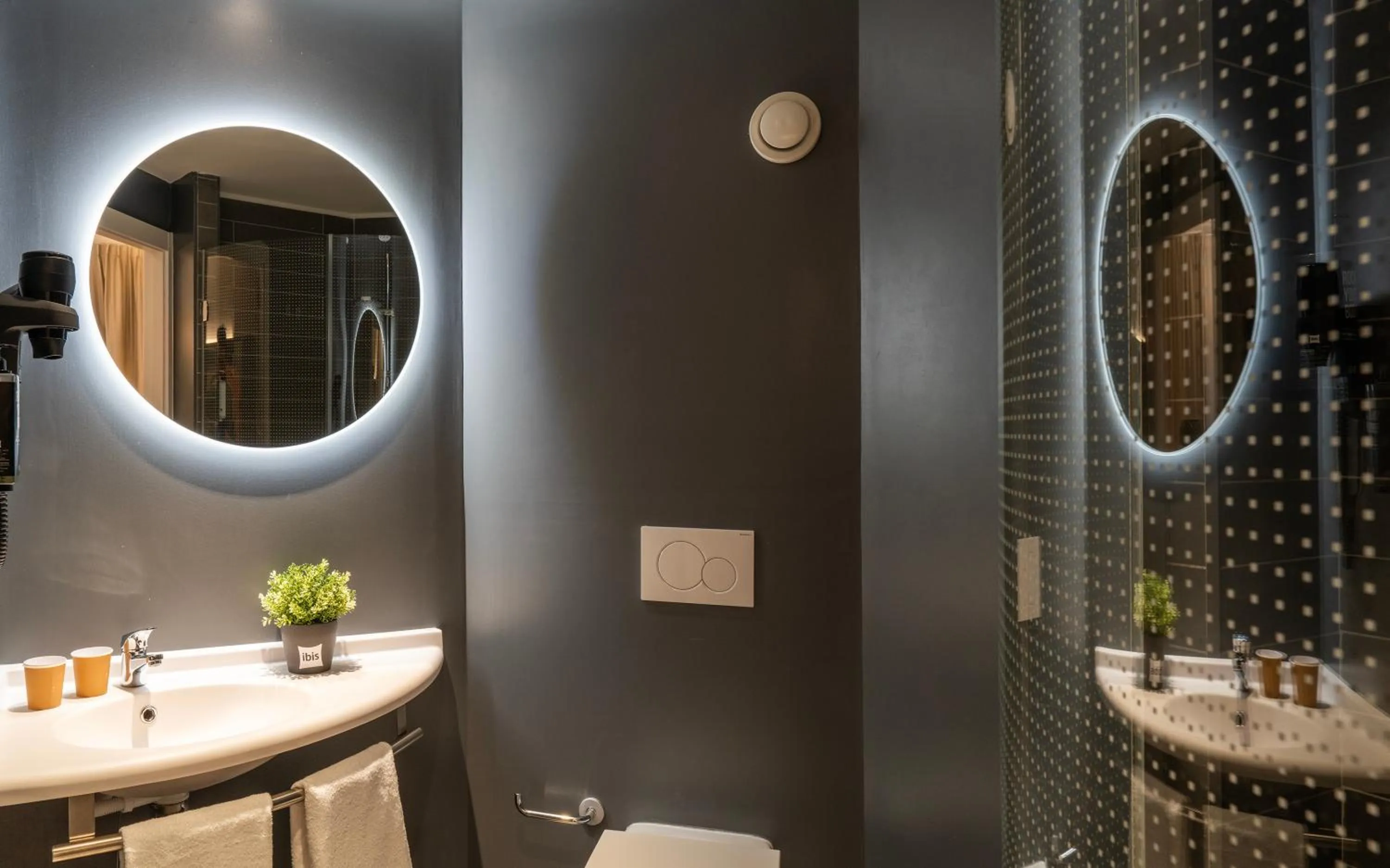 Bathroom in Ibis Madrid Aeropuerto Barajas