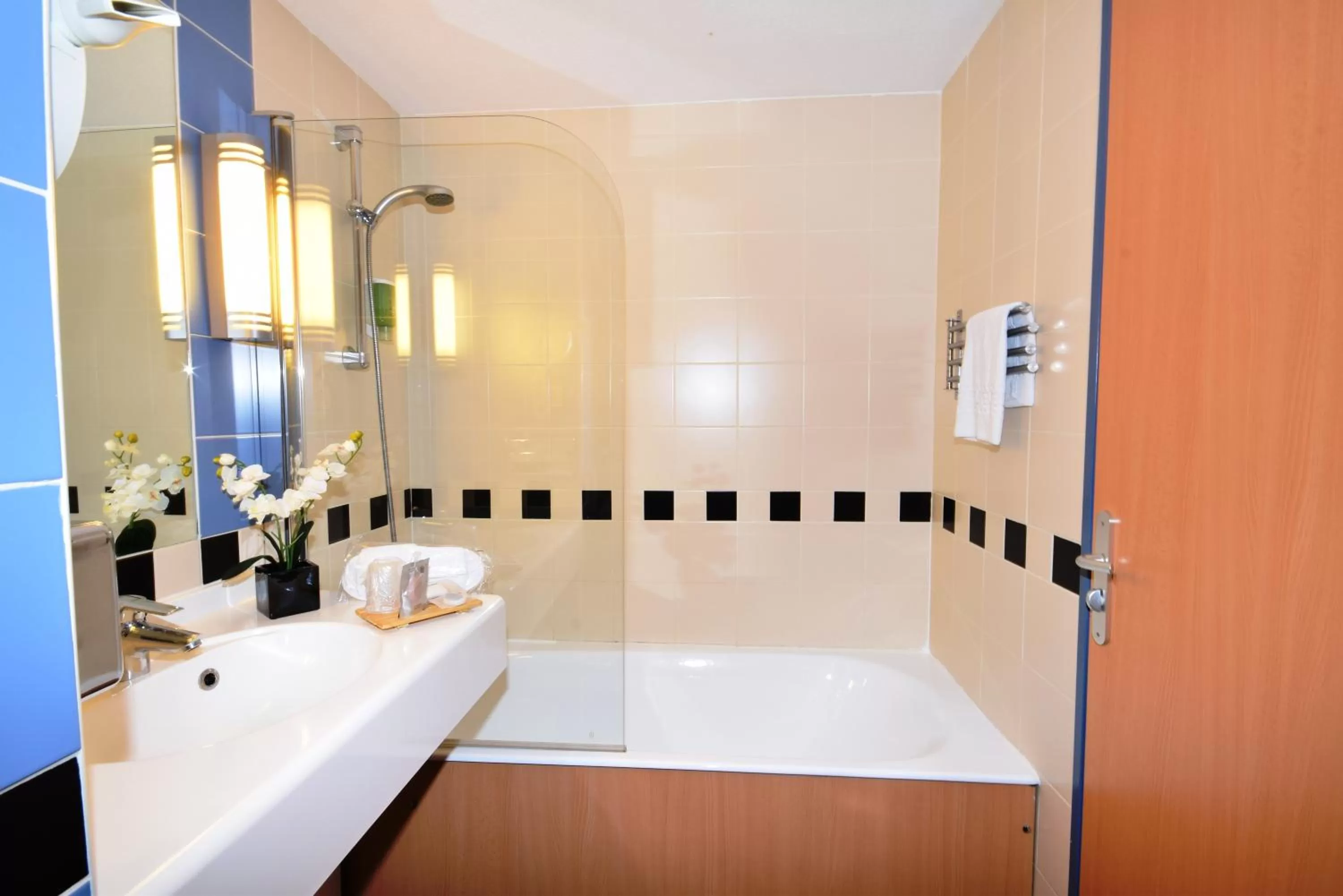 Bathroom in Kyriad Prestige - Bordeaux Aeroport
