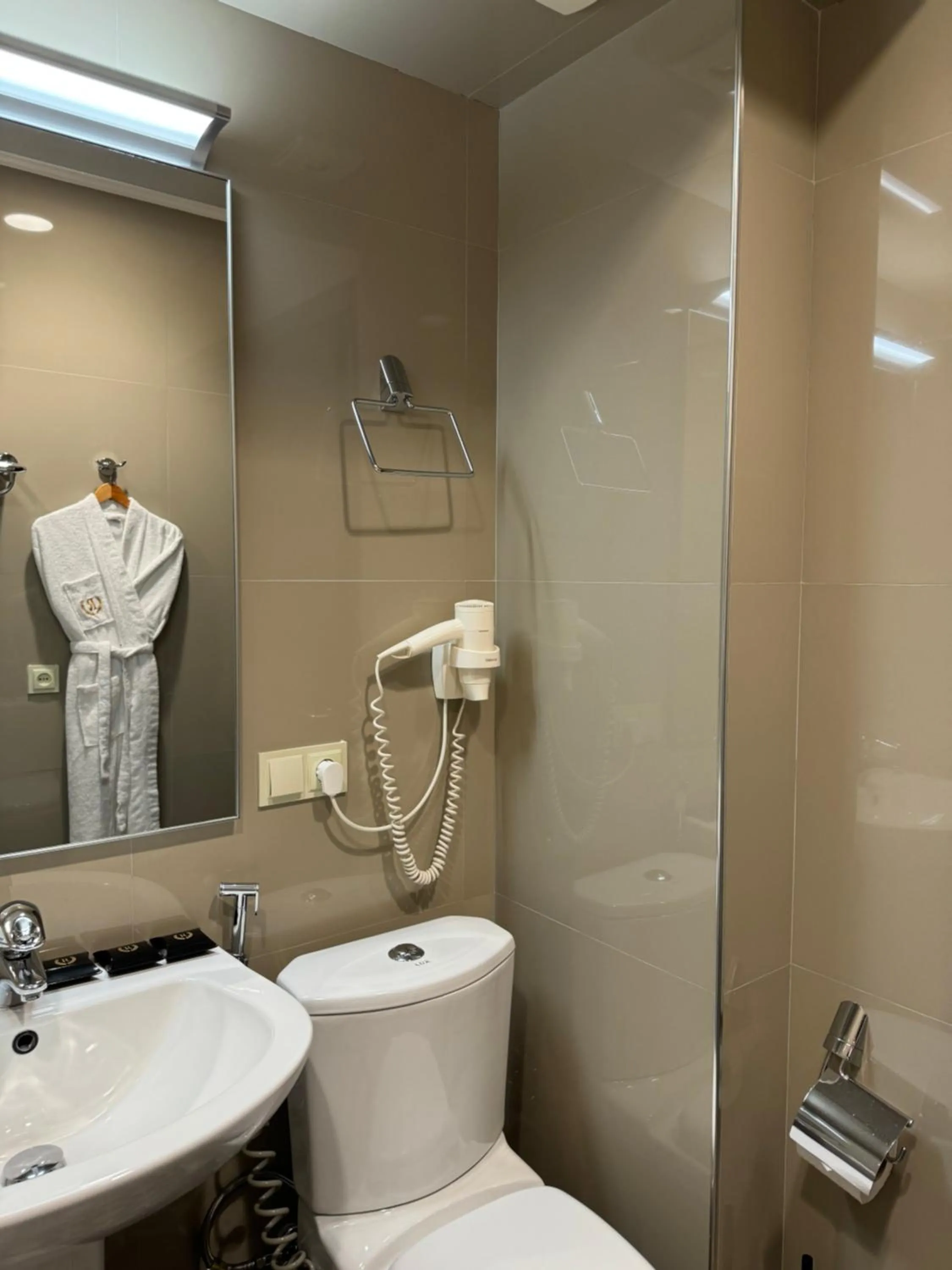 Shower in Redline Hotel