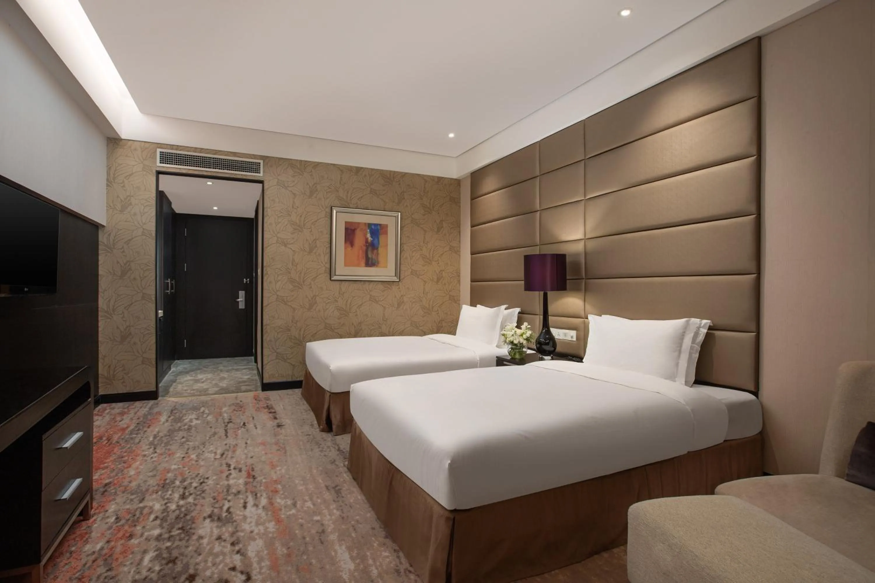 Photo of the whole room, Bed in Crowne Plaza Shanghai Xiayang Lake by IHG