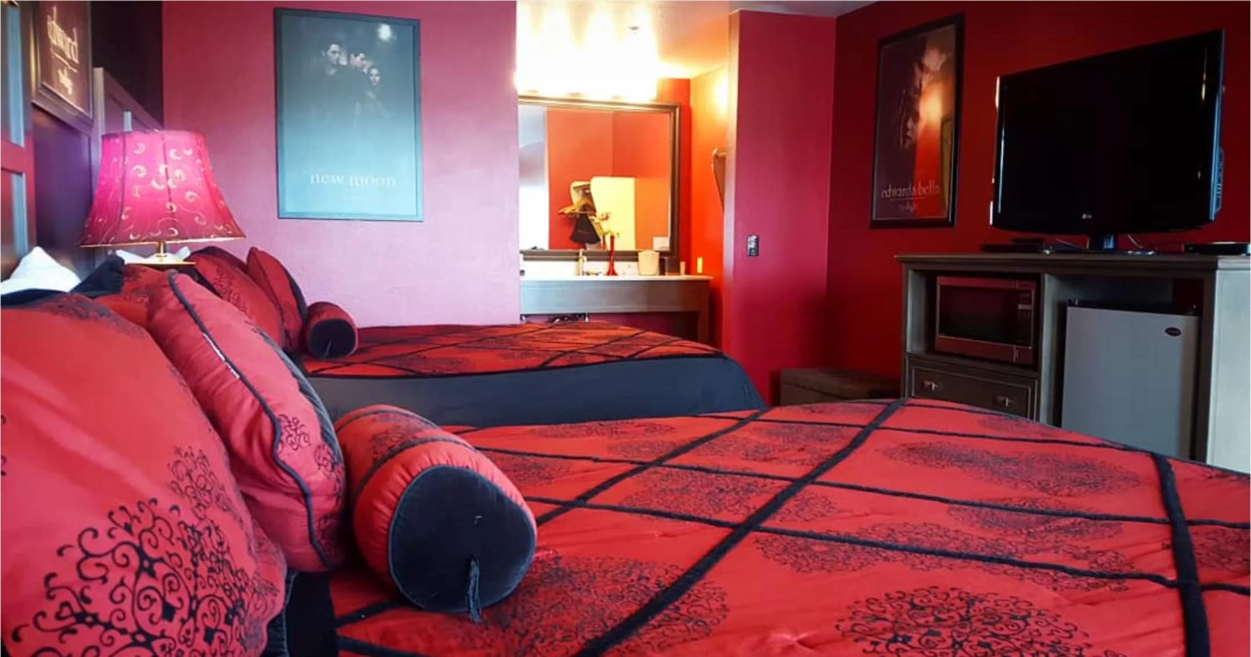 Bed in Pacific Inn Motel