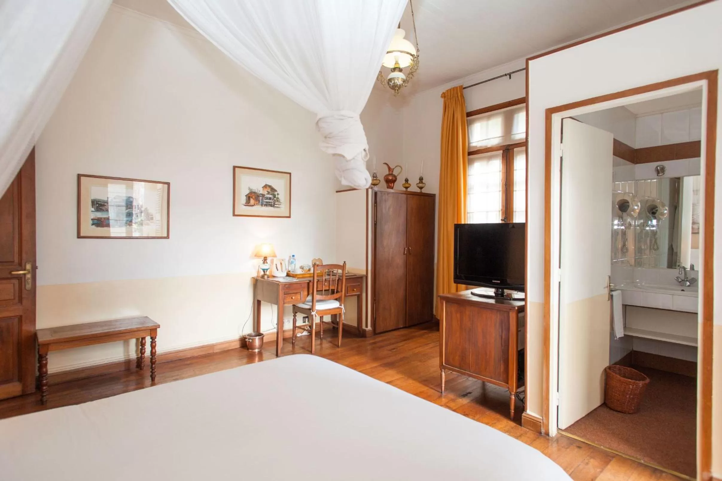 Bedroom, TV/Entertainment Center in La Varangue