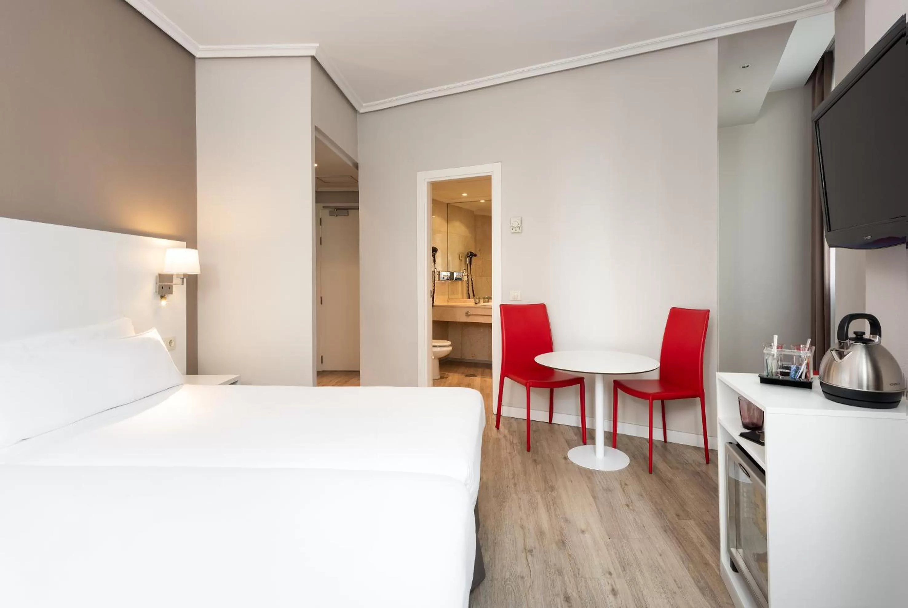 Photo of the whole room in Hotel Madrid Gran Via 25, Affiliated by Meliá