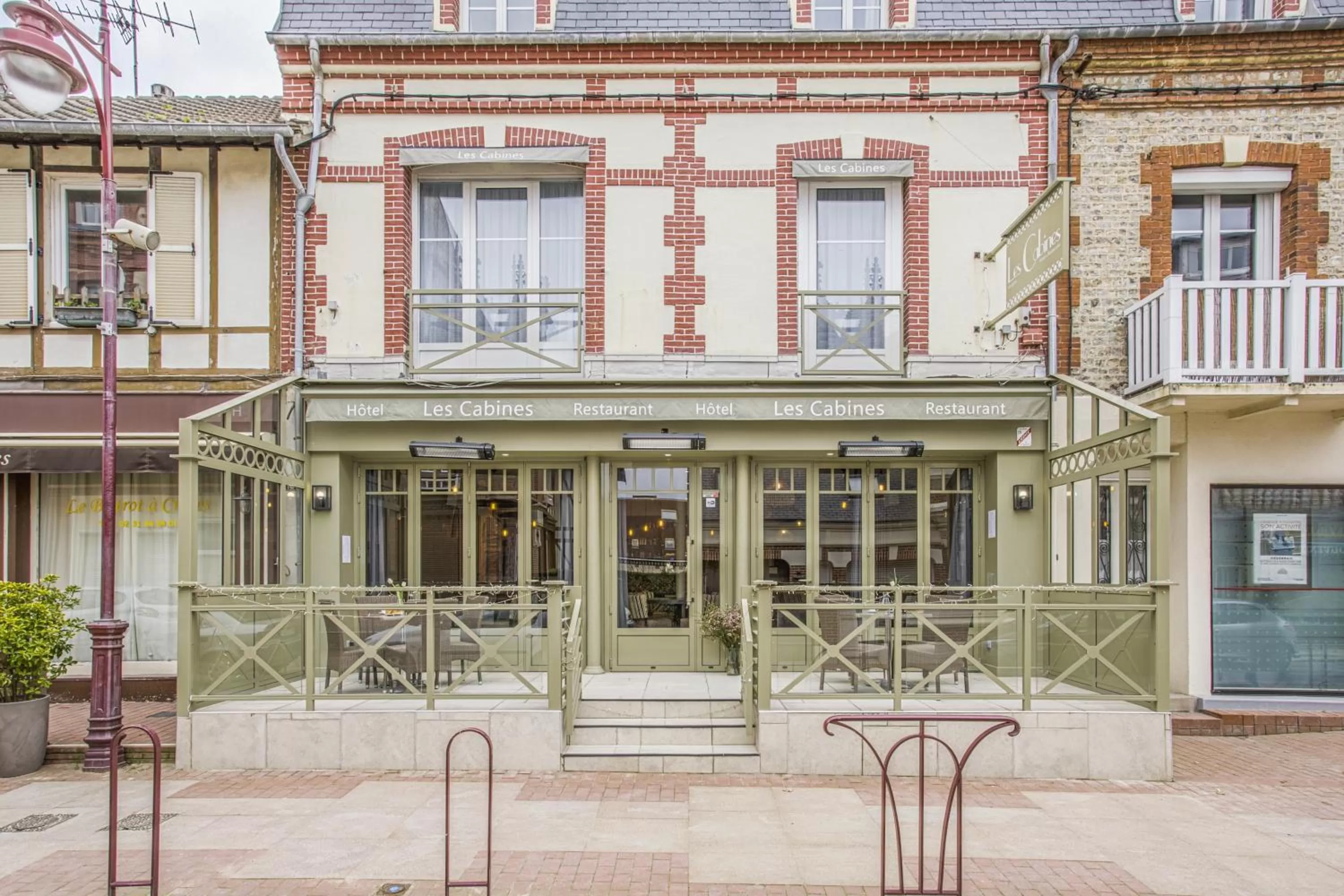 Facade/entrance, Property Building in Les Cabines