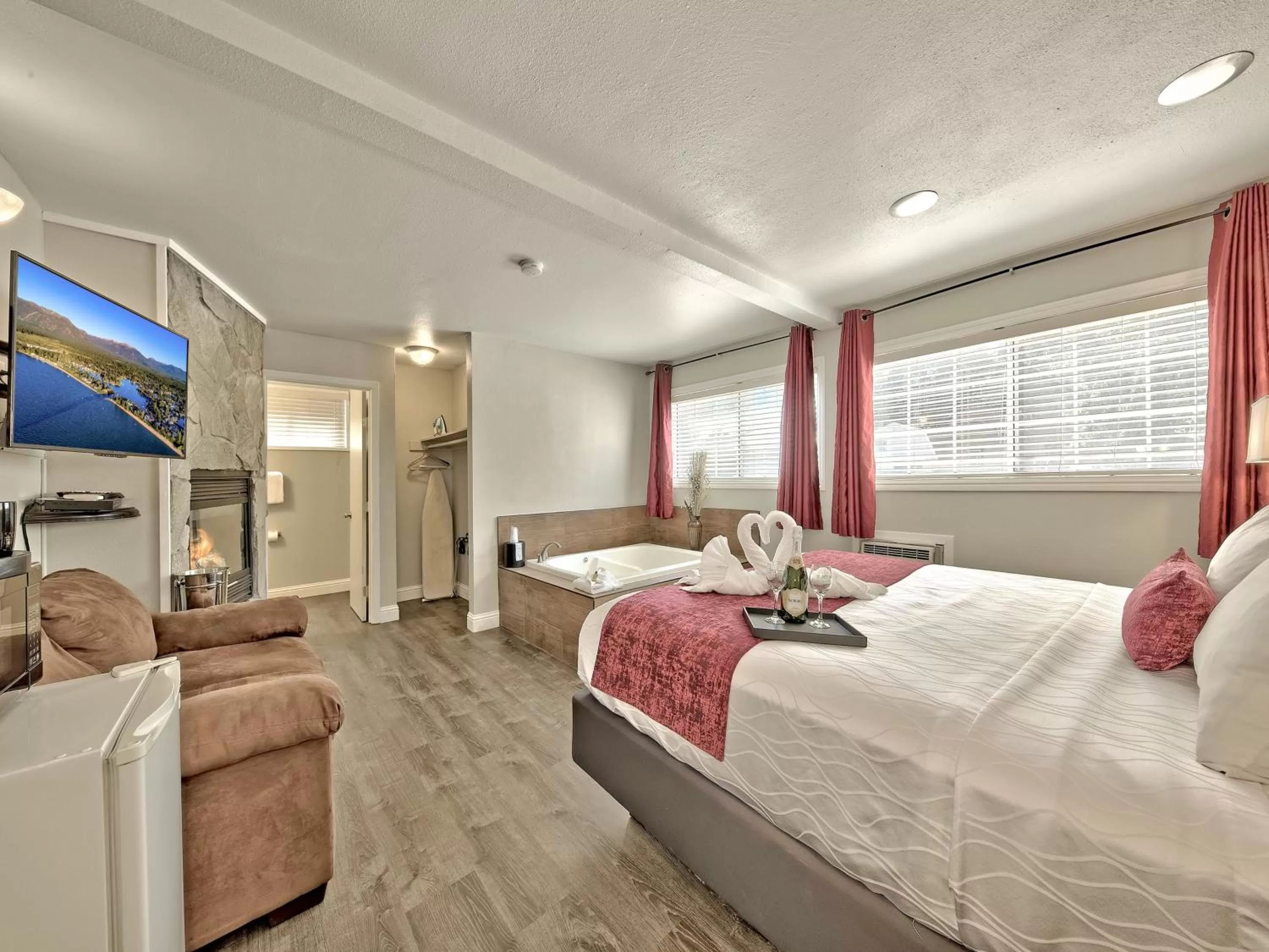 Photo of the whole room, Bed in Secrets Inn Lake Tahoe