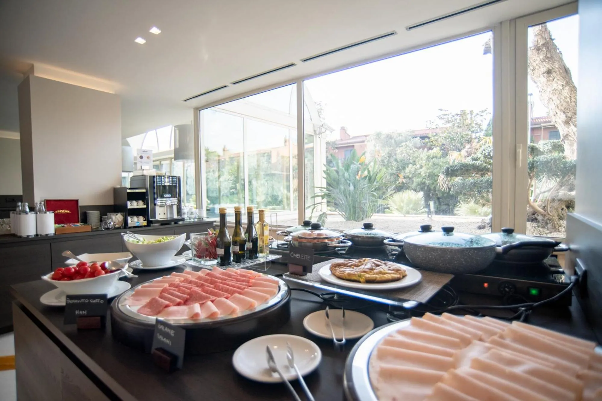 Restaurant/places to eat in Mercure Roma West