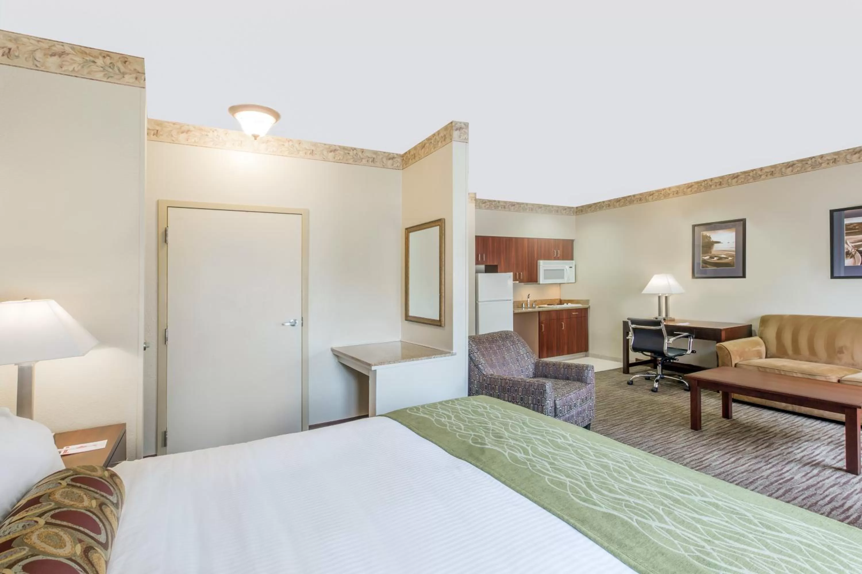 Photo of the whole room, Bed in Hawthorn Suites by Wyndham Rancho Cordova/Folsom