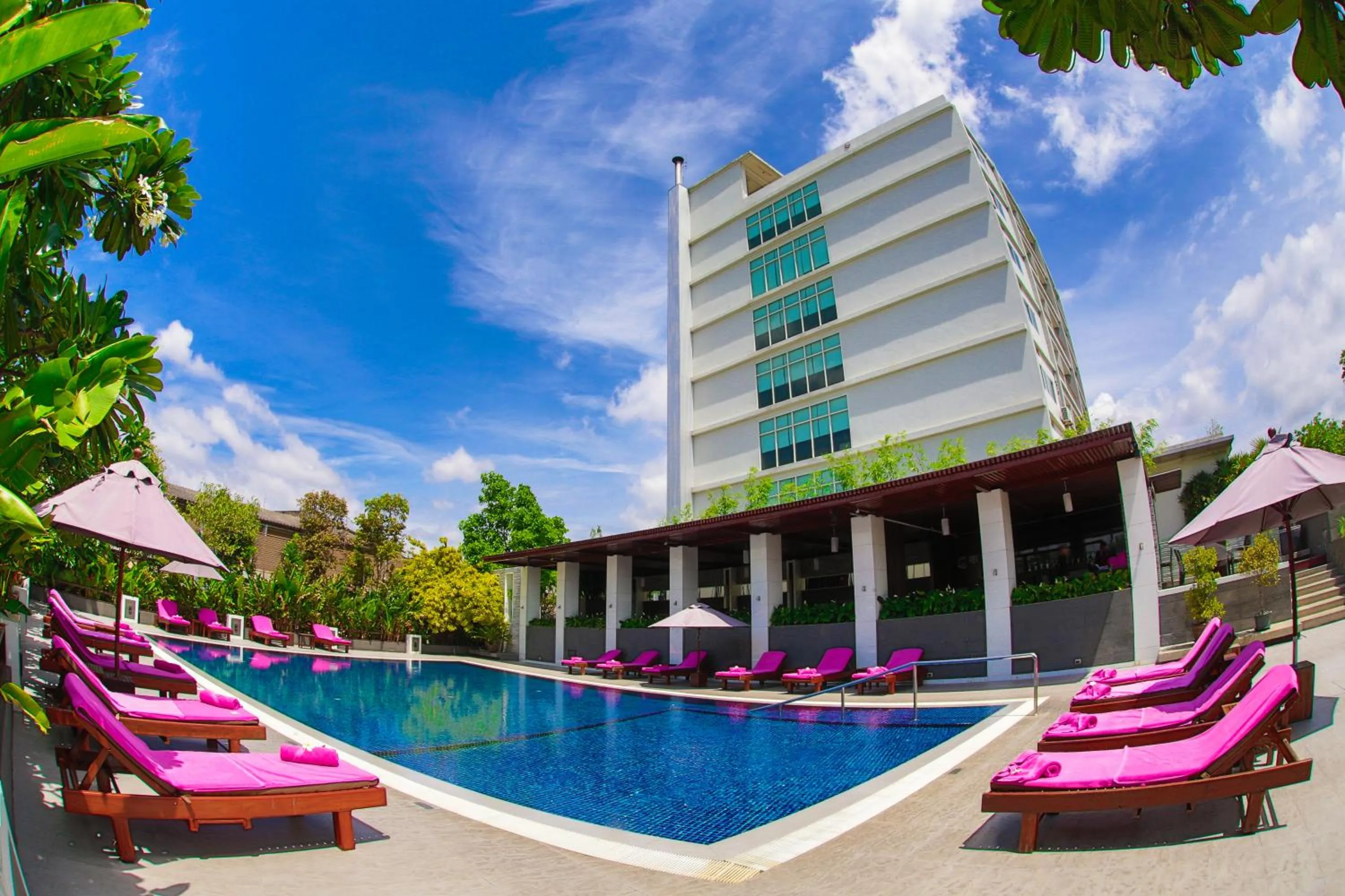 Swimming pool in Amaranth Suvarnabhumi Hotel - Free Suvarnabhumi Airport Shuttle