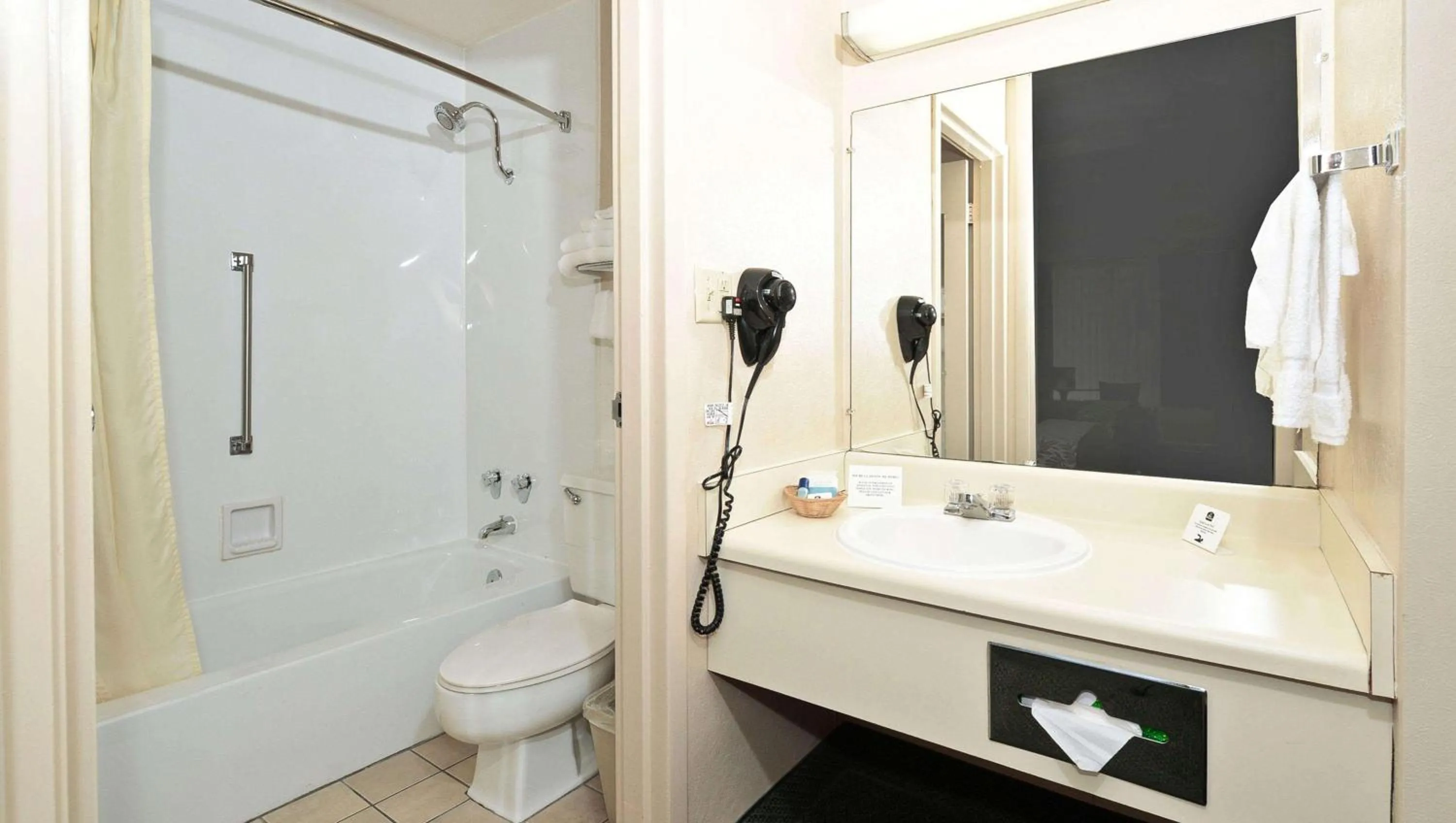 Bathroom in Magnuson Hotel Mountain View