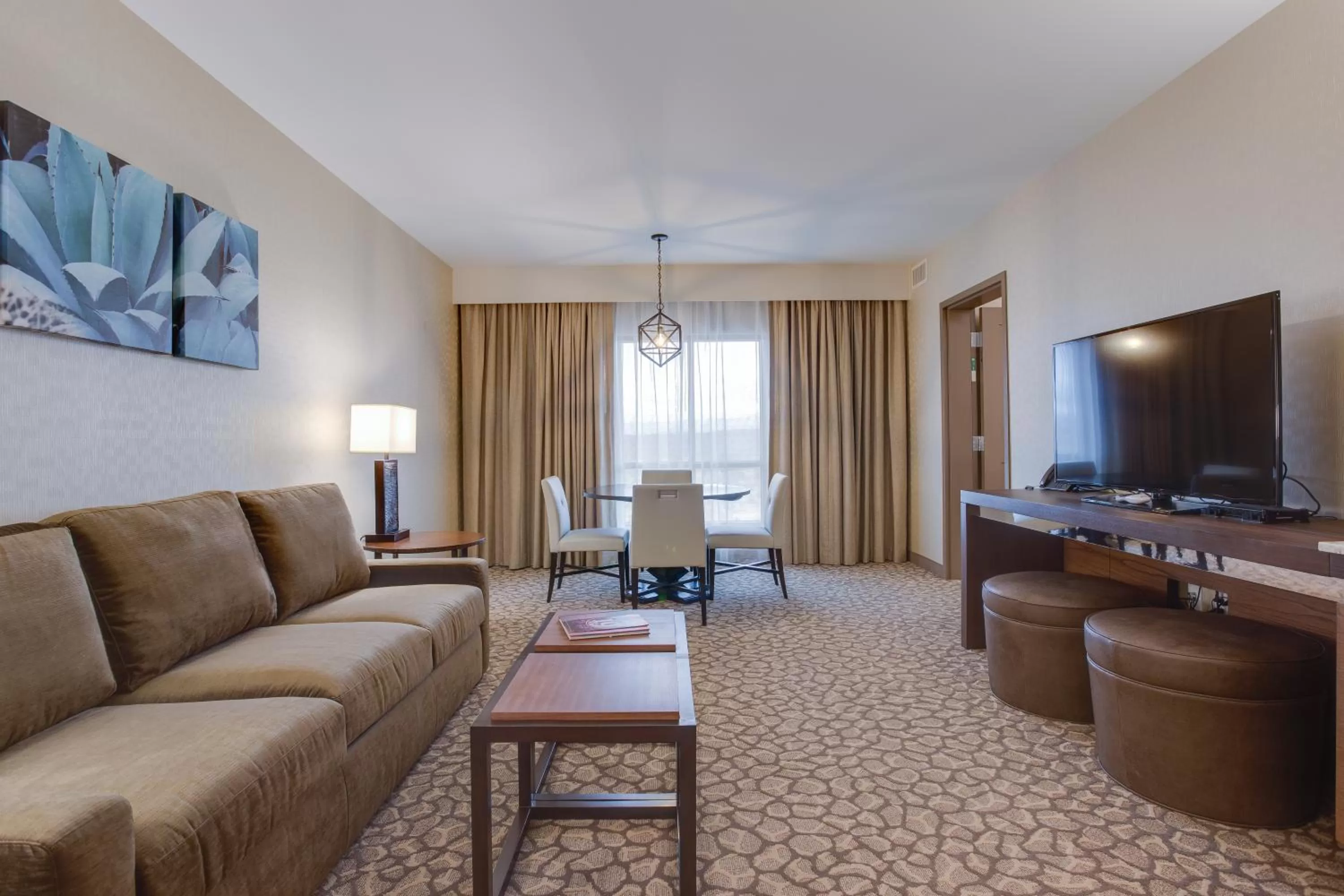 Living room in Cliff Castle Casino Hotel